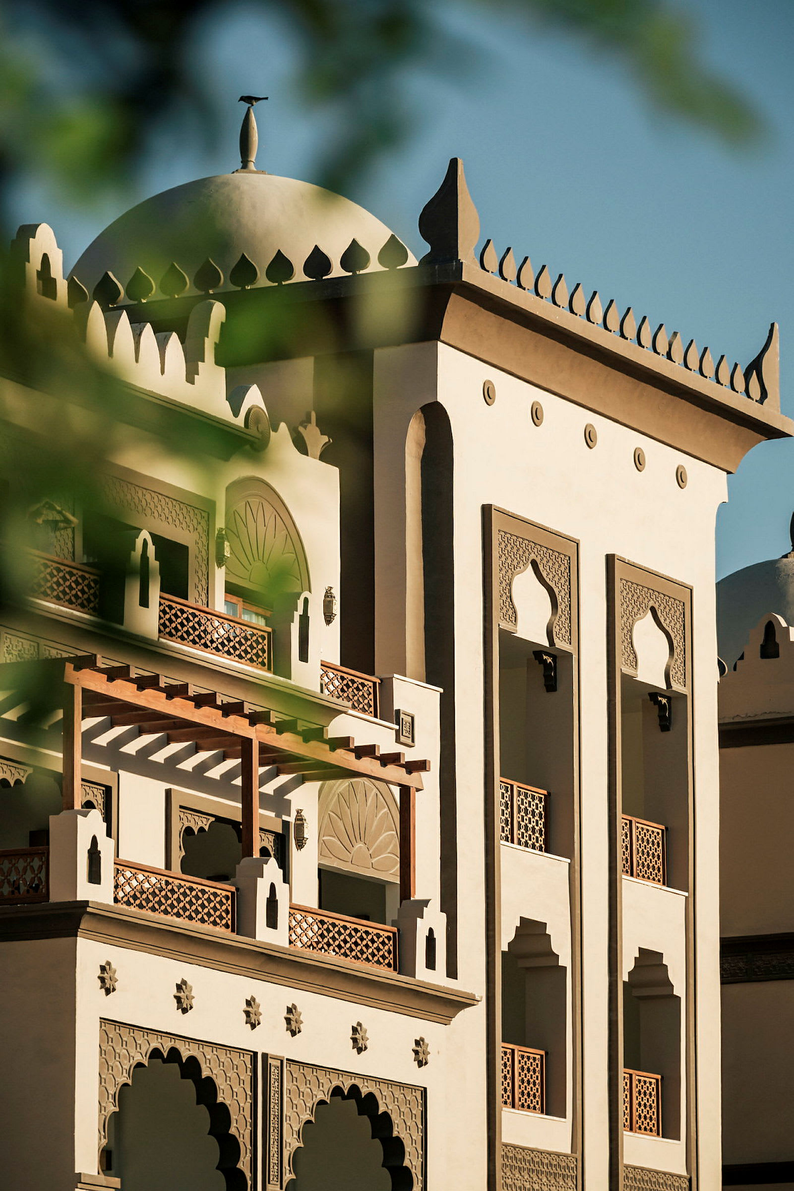 En byggnad med arkitektoniska detaljer i arabisk stil, med kupol och dekorativa fönster. (AI-genererad text)