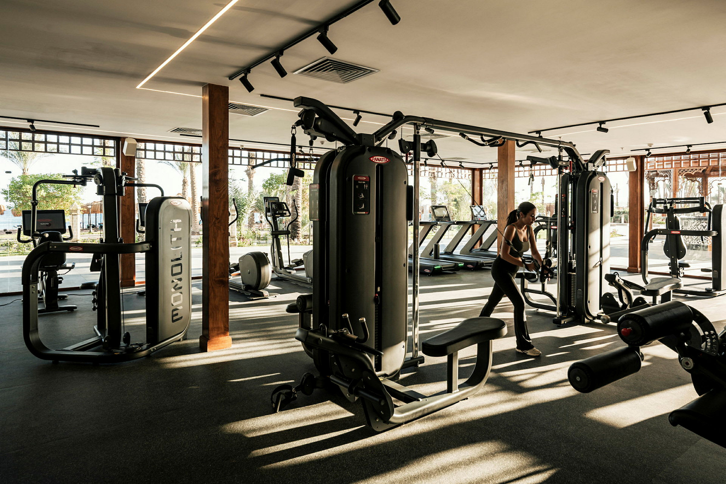 Ett modernt gym med olika träningsmaskiner och utrustning. (AI-genererad text)