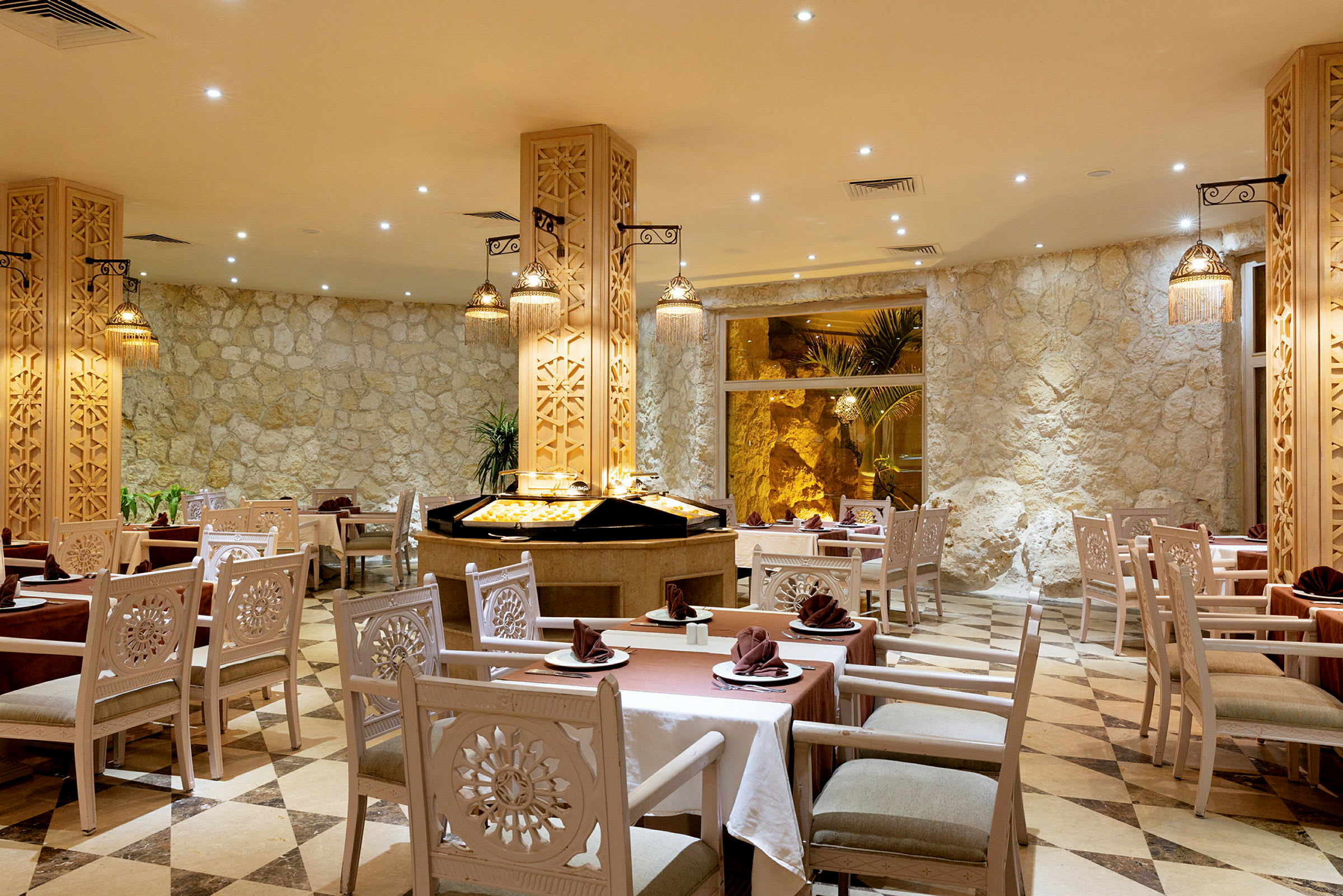 Restaurang med dekorerade stolar, dukade bord och belysning. (AI-genererad text)