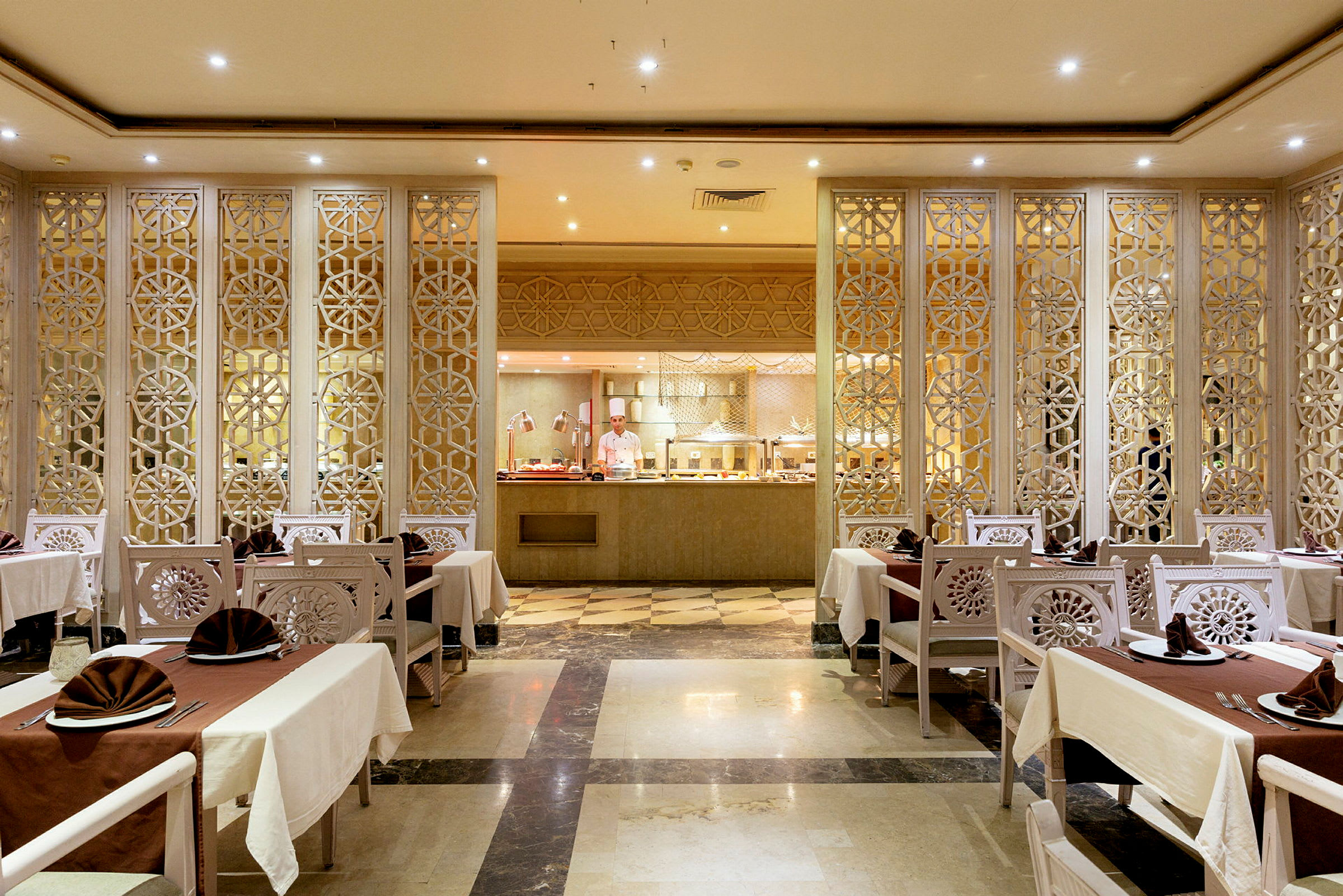 Interiör av en elegant restaurang med dukade bord och dekorativa paneler. (AI-genererad text)