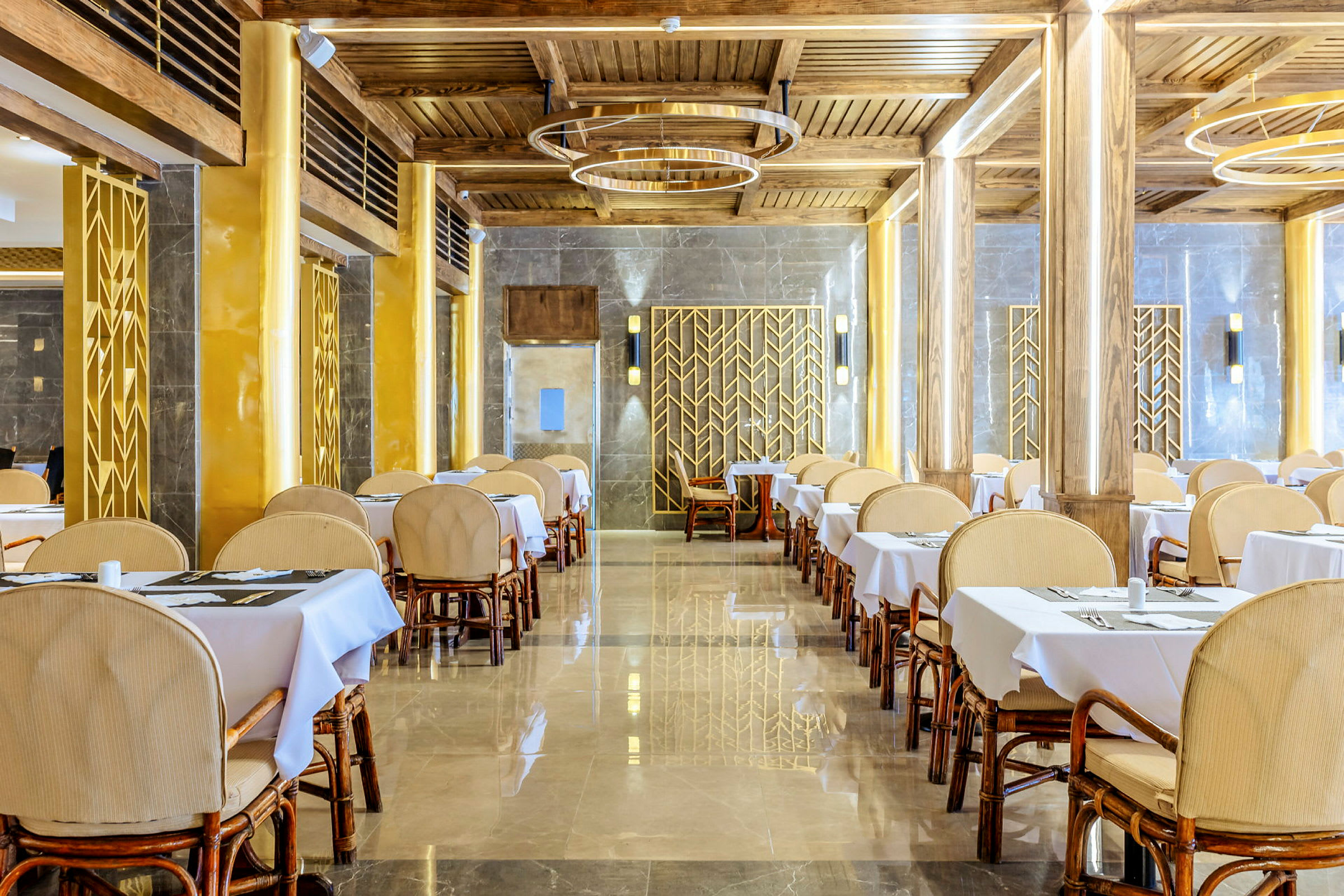 Inredning av en restaurang med bord och stolar samt elegant dekoration. (AI-genererad text)