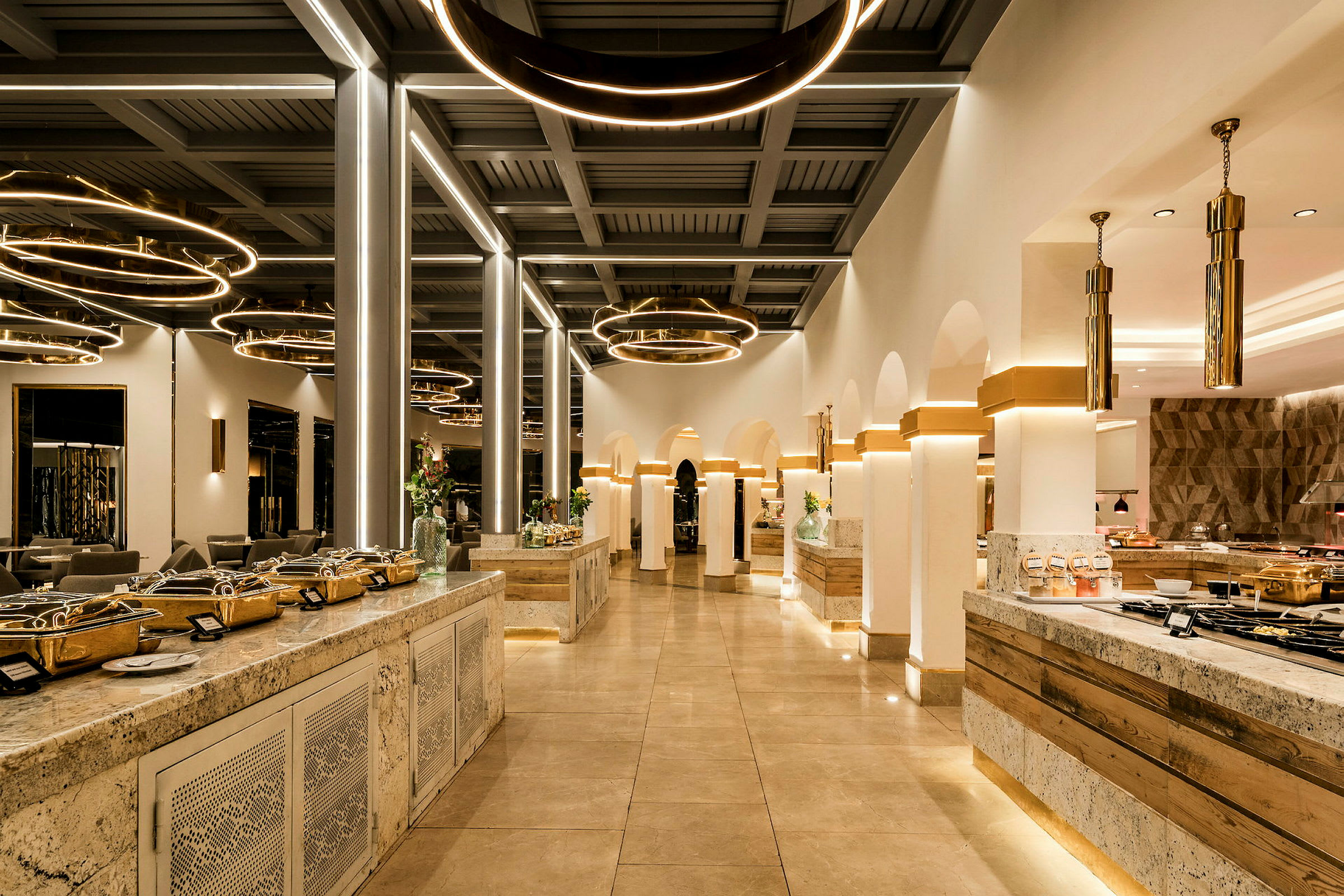Elegant restauranginteriör med matstationer och moderna lampor. (AI-genererad text)