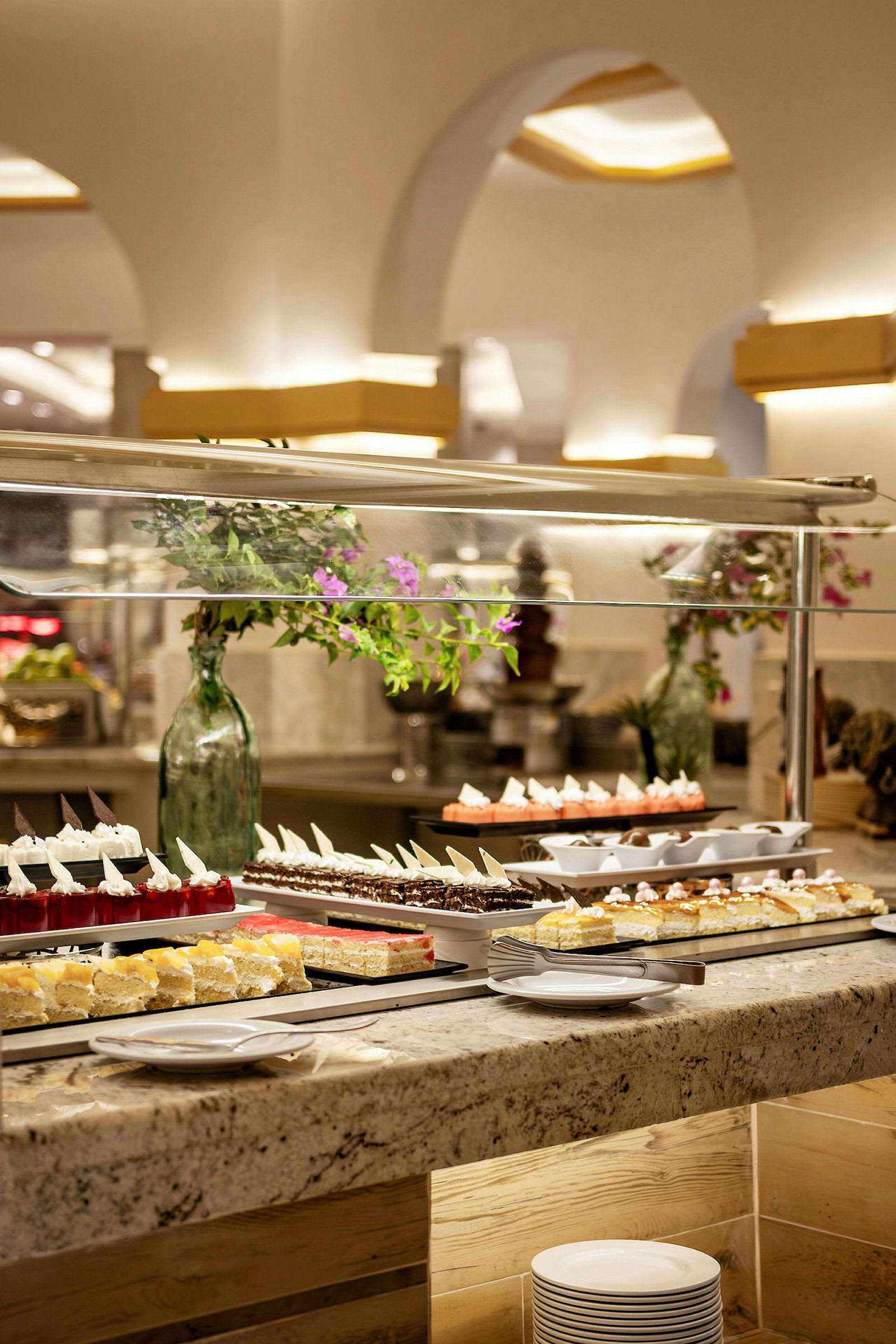 Ett dessertbord med olika sorters sötsaker och kakor som är arrangerade på fat. (AI-genererad text)