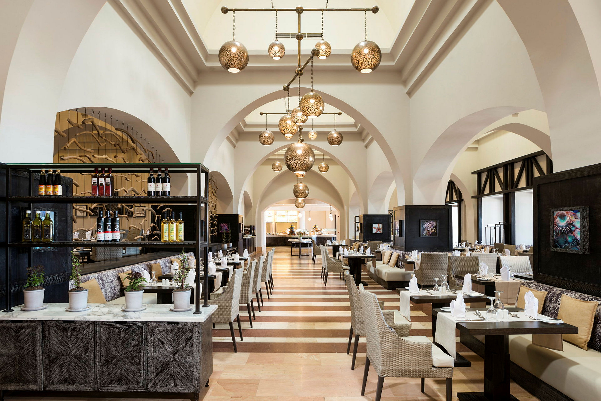 En elegant restaurang med arkitektoniska valv och taklampor. (AI-genererad text)