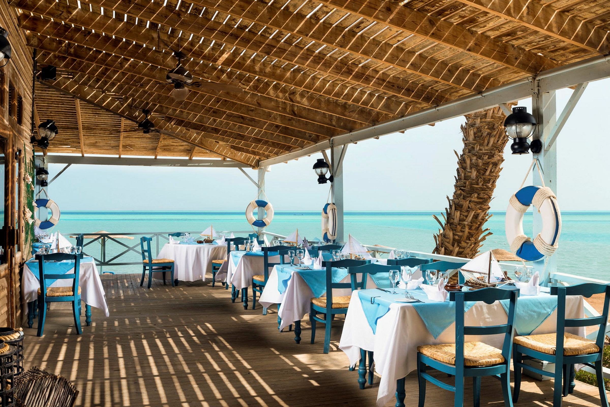 En restaurang med blå och vita färger vid havet. (AI-genererad text)
