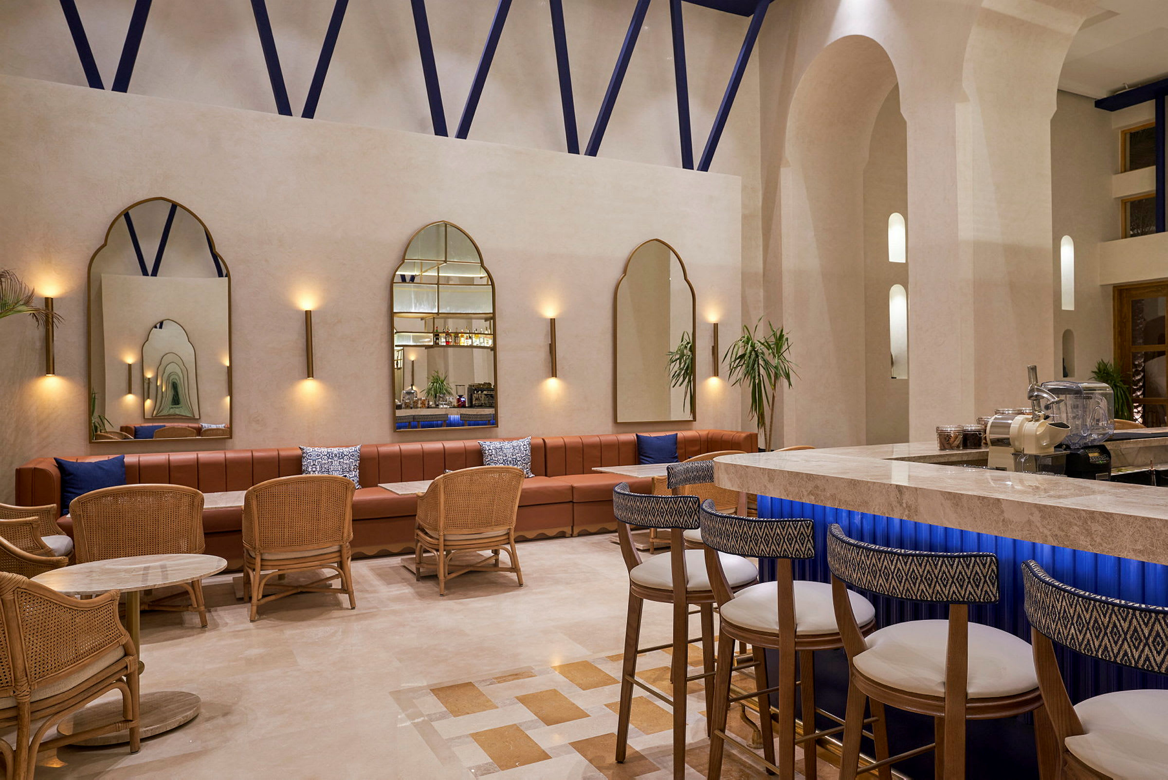 Hotellobby med sittplatsgrupper och bardisk. (AI-genererad text)