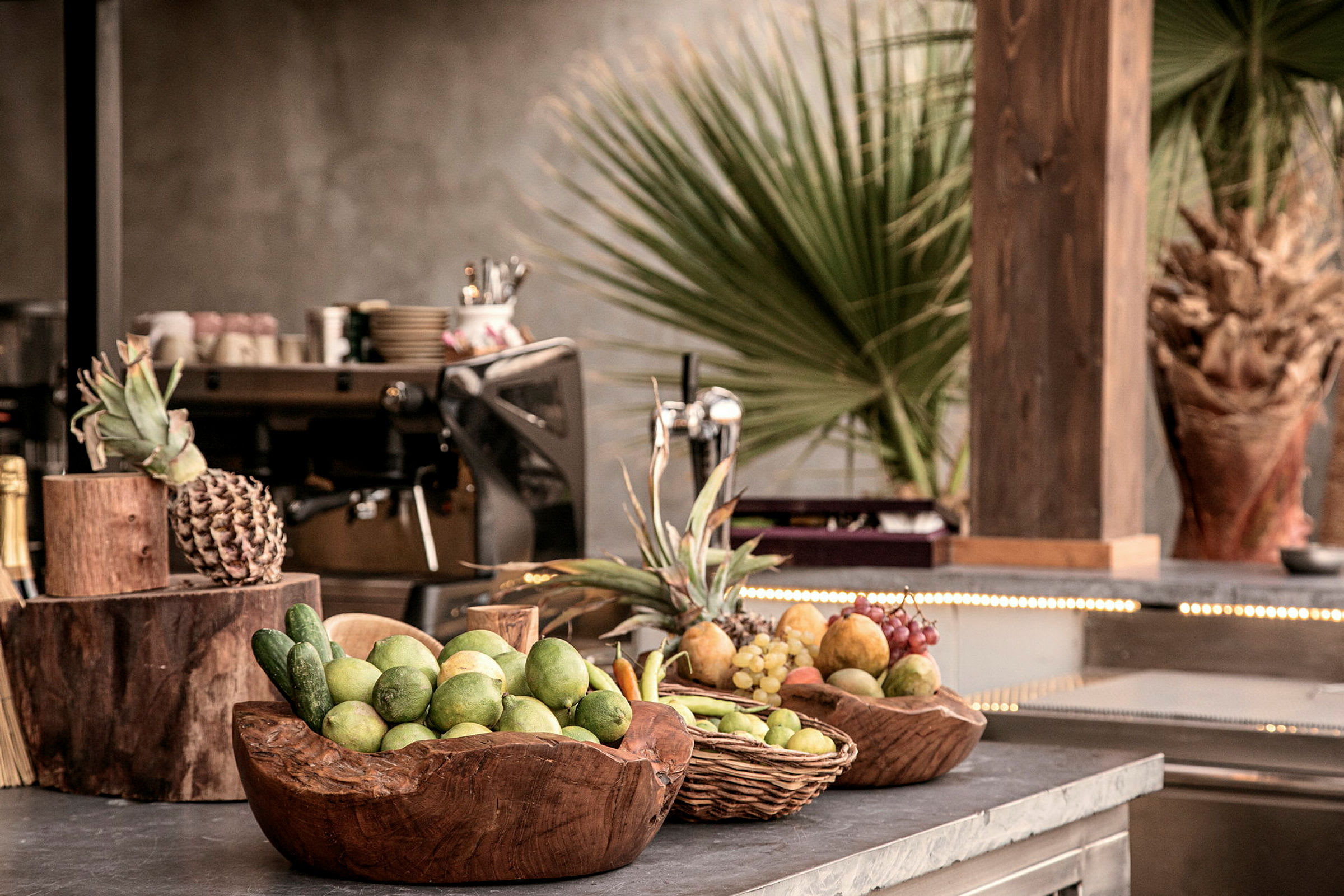Ett bord med skålar fyllda med frukter som lime, druvor och ananas. (AI-genererad text)