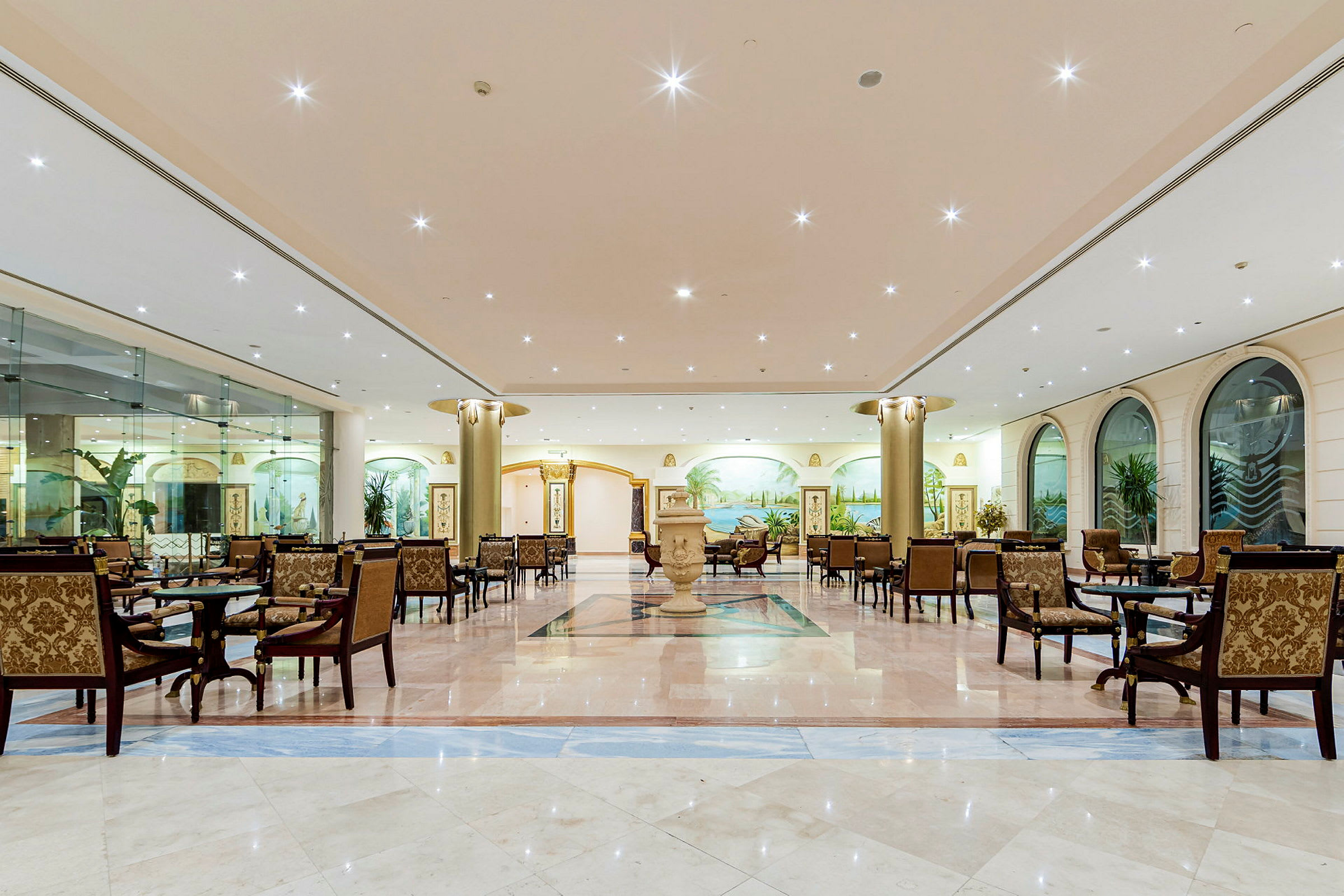 En rymlig hotelllobby med sittplatser och dekorationer. (AI-genererad text)