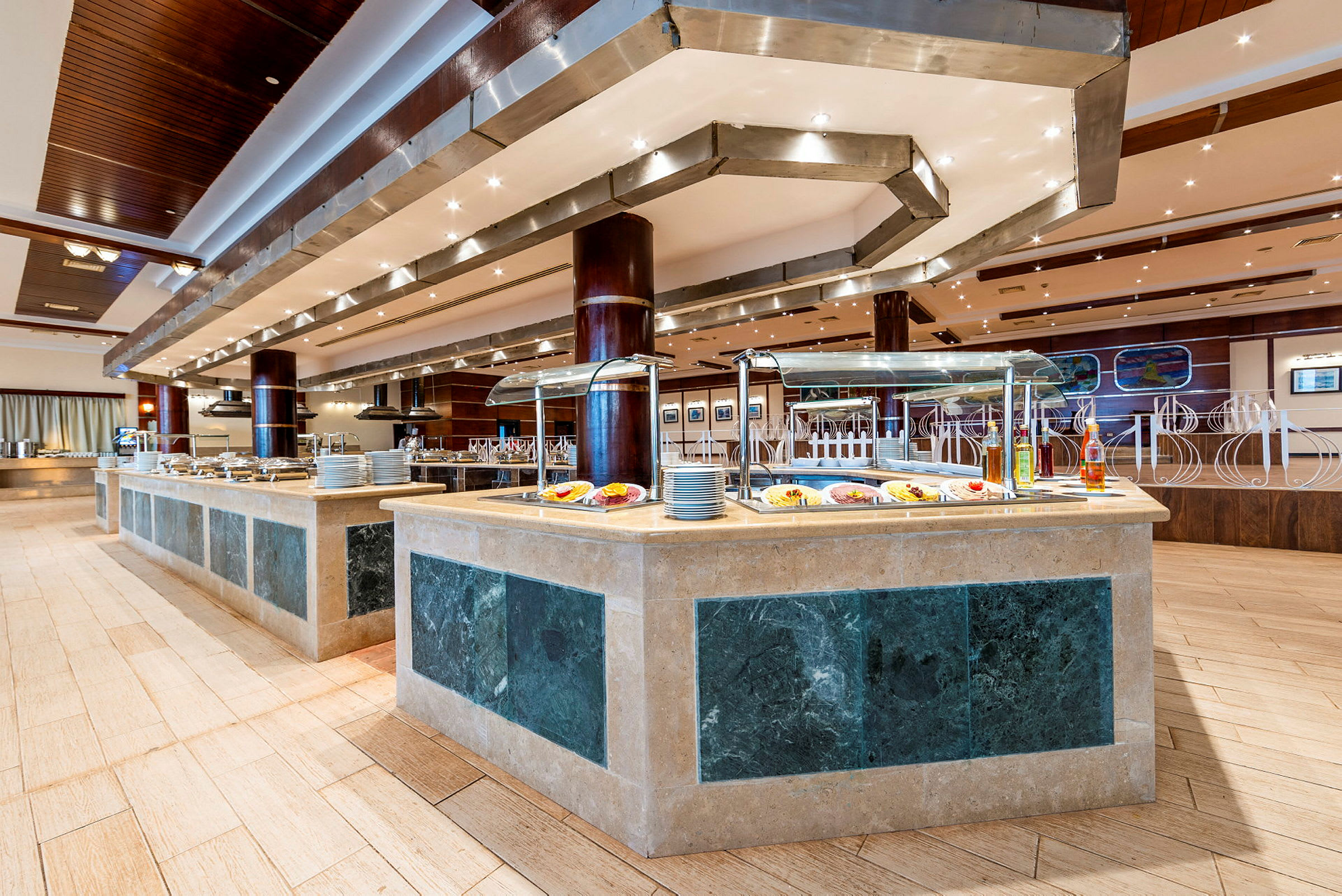 En bufféstation med mat i en rymlig restaurang. (AI-genererad text)