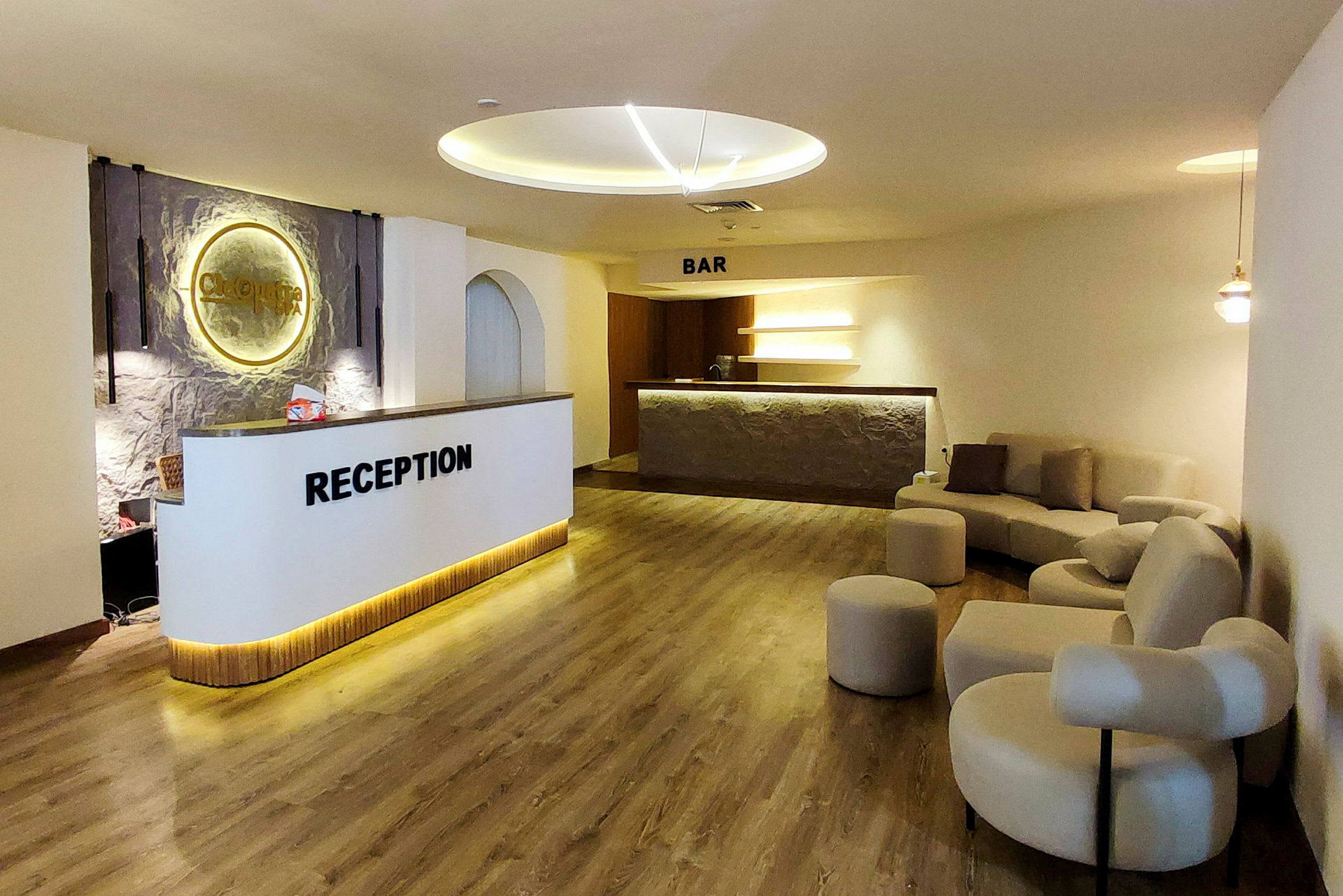 Hotellreception med sittgrupp och bar i bakgrunden. (AI-genererad text)