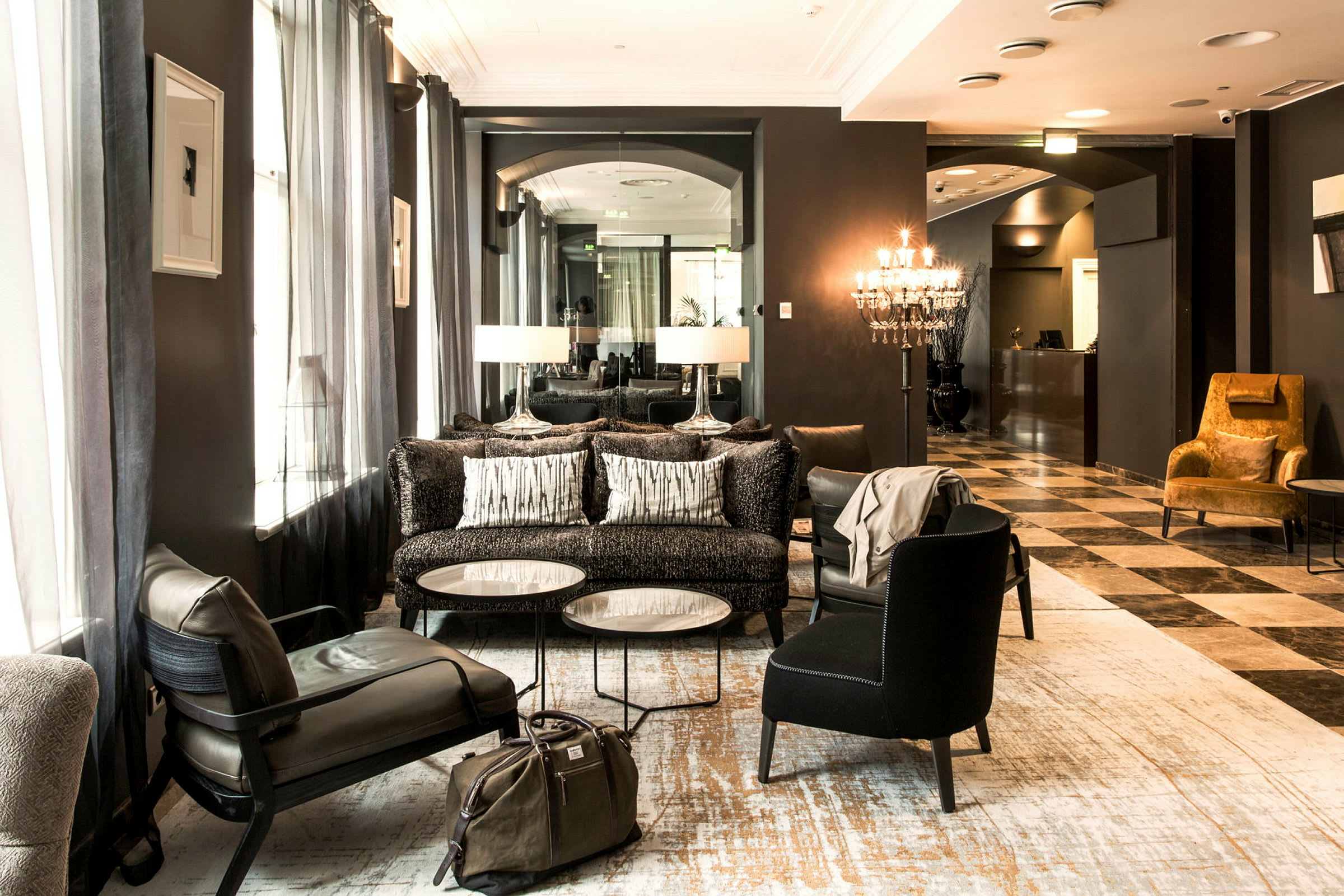 Modernt och elegant väntrum eller hotellobby med sittmöbler, marmorgolv och stämningsfull belysning. (AI-genererad text)