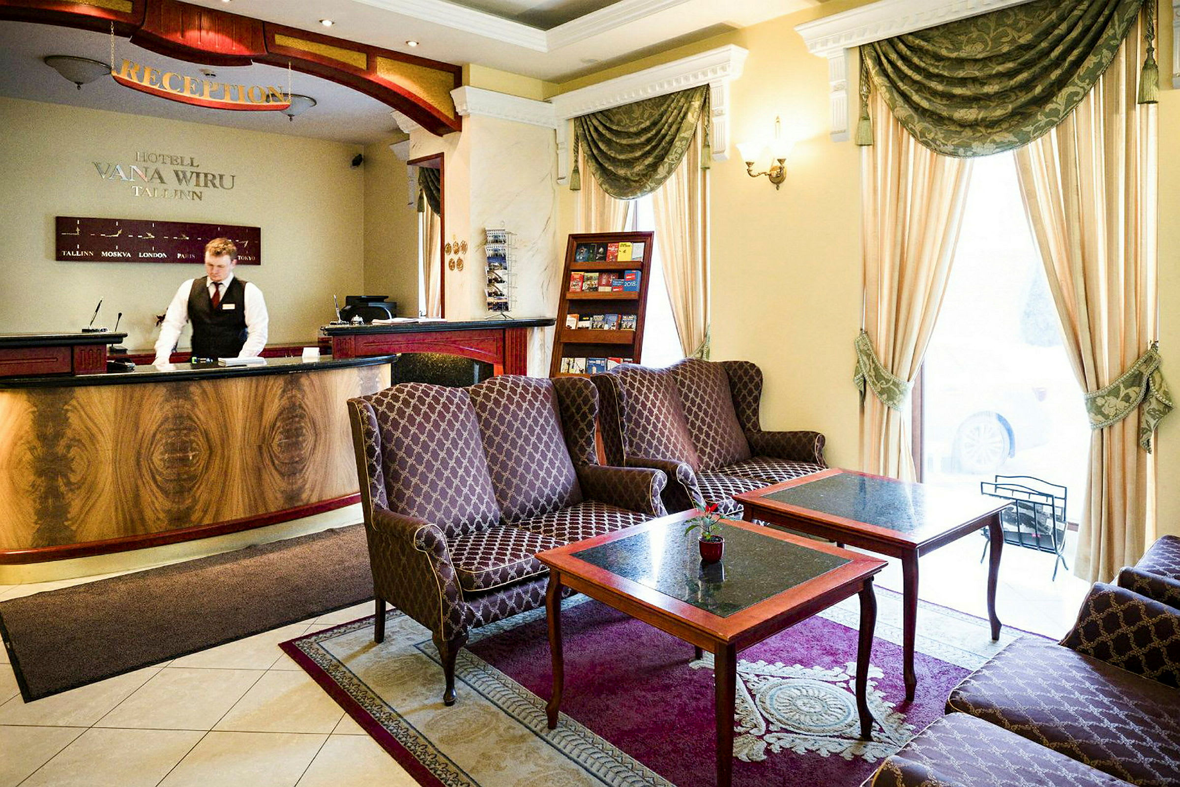 Reception på hotell med sittgrupp och dekorativa möbler. (AI-genererad text)