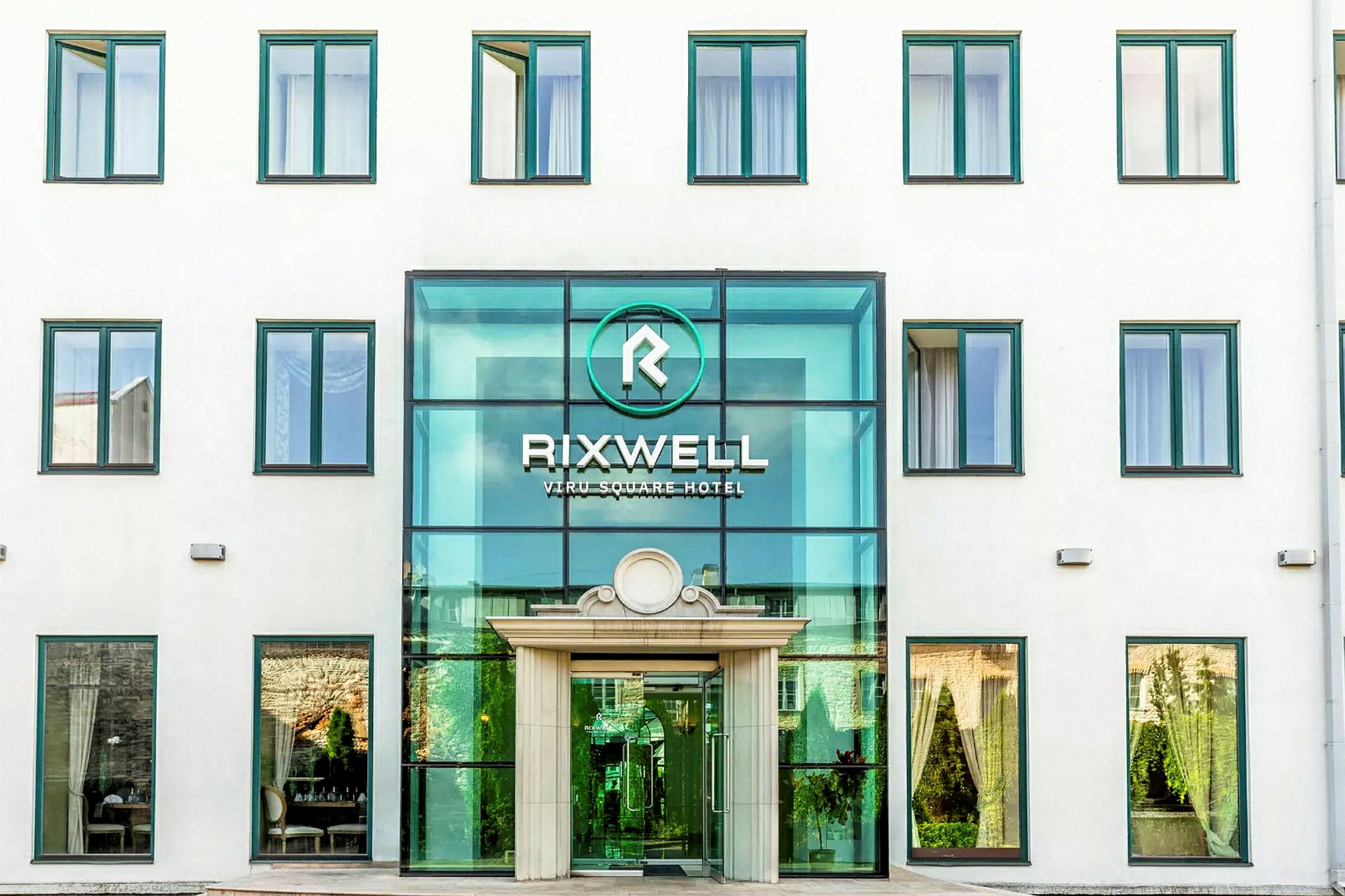 Hotellingång med glasfasad och grön logotyp samt texten "Rixwell Viru Square Hotel". (AI-genererad text)