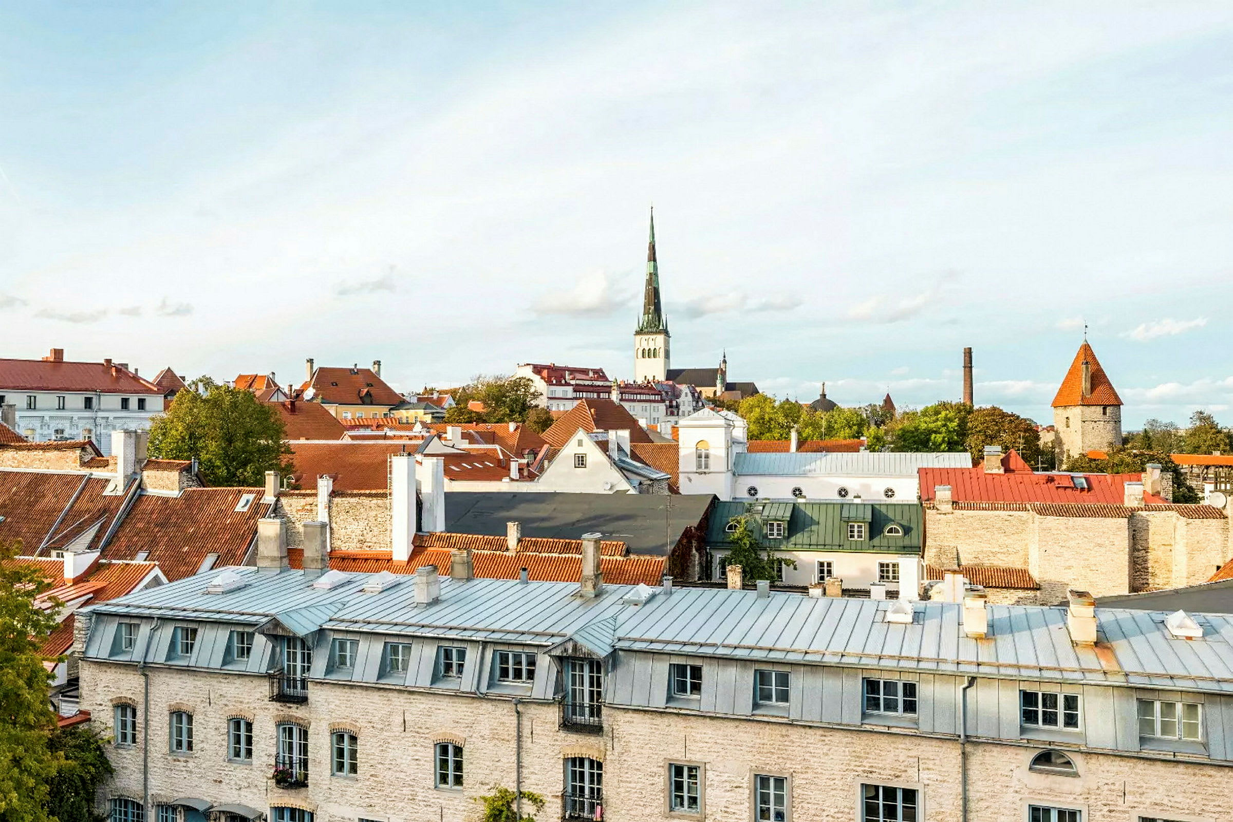 Vy över Tallinns stad med tak och kyrktorn. (AI-genererad text)
