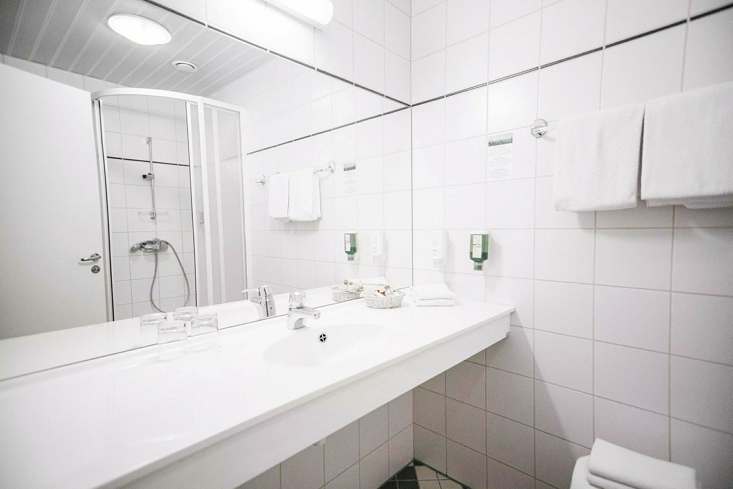 Badrum med duschkabin, handfat och spegel. (AI-genererad text)