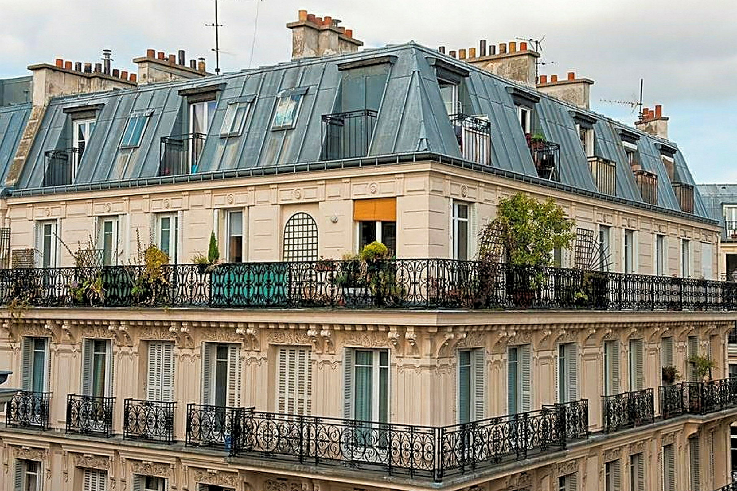 Fransk byggnad i Paris-stil med balkonger och detaljerade fasader. (AI-genererad text)