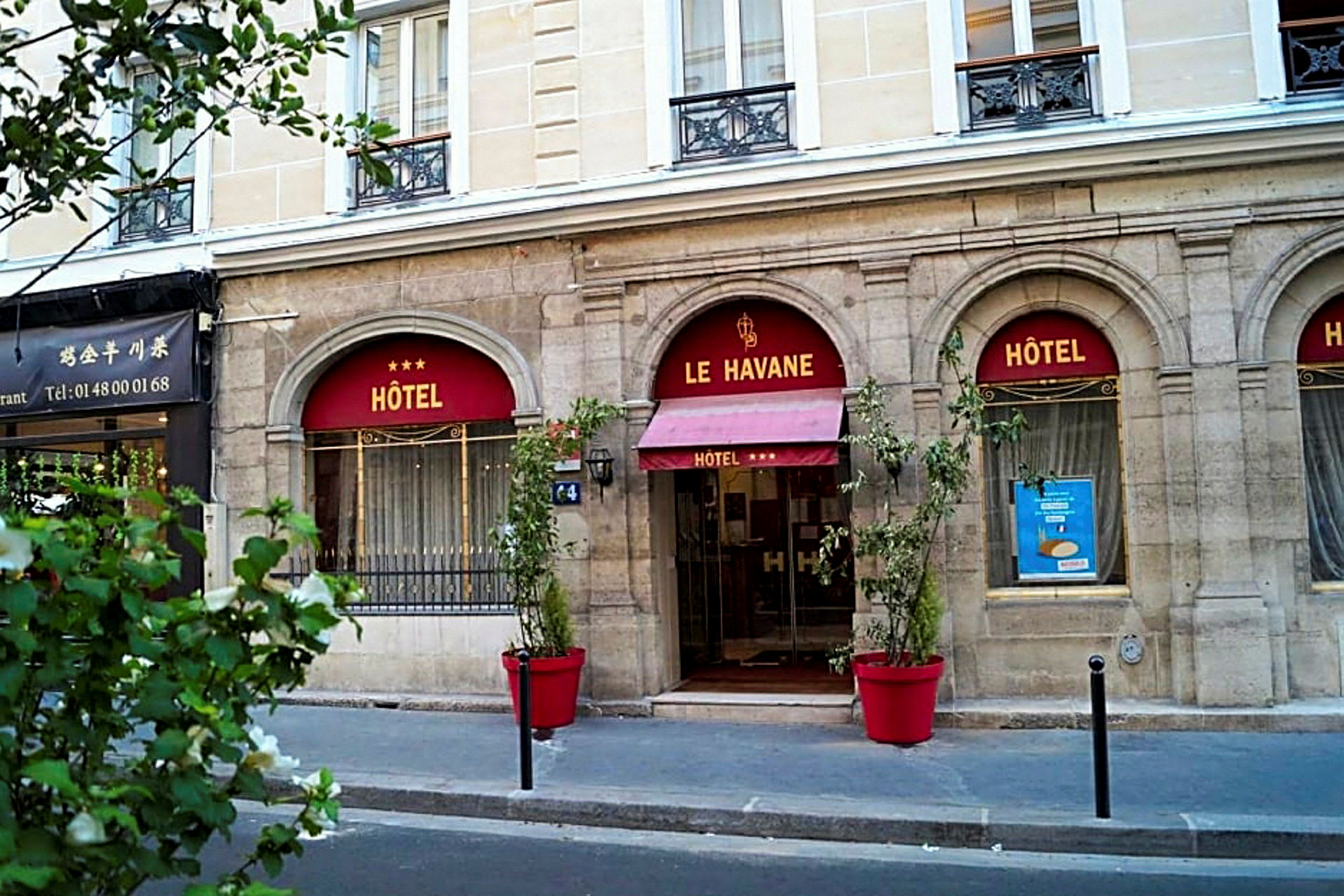 Bild av en hotellfasad med texten 'Le Havane'. (AI-genererad text)