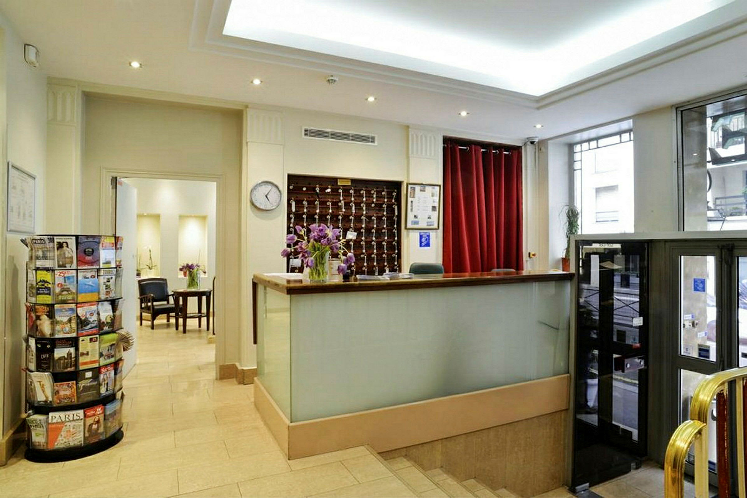 Hotellreception med disk och nyckelskåp. (AI-genererad text)