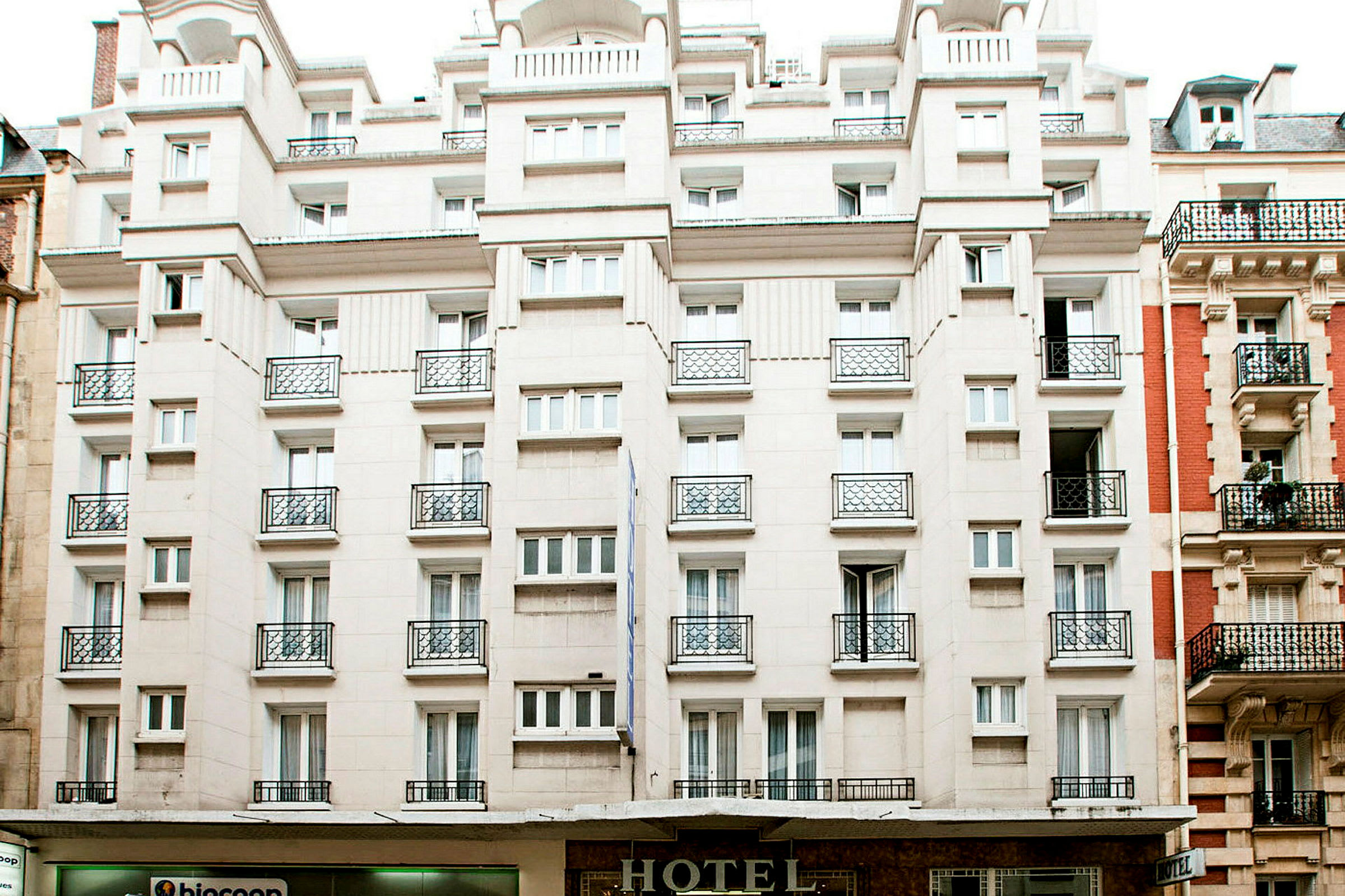 Exteriör av ett flervåningshotell. (AI-genererad text)