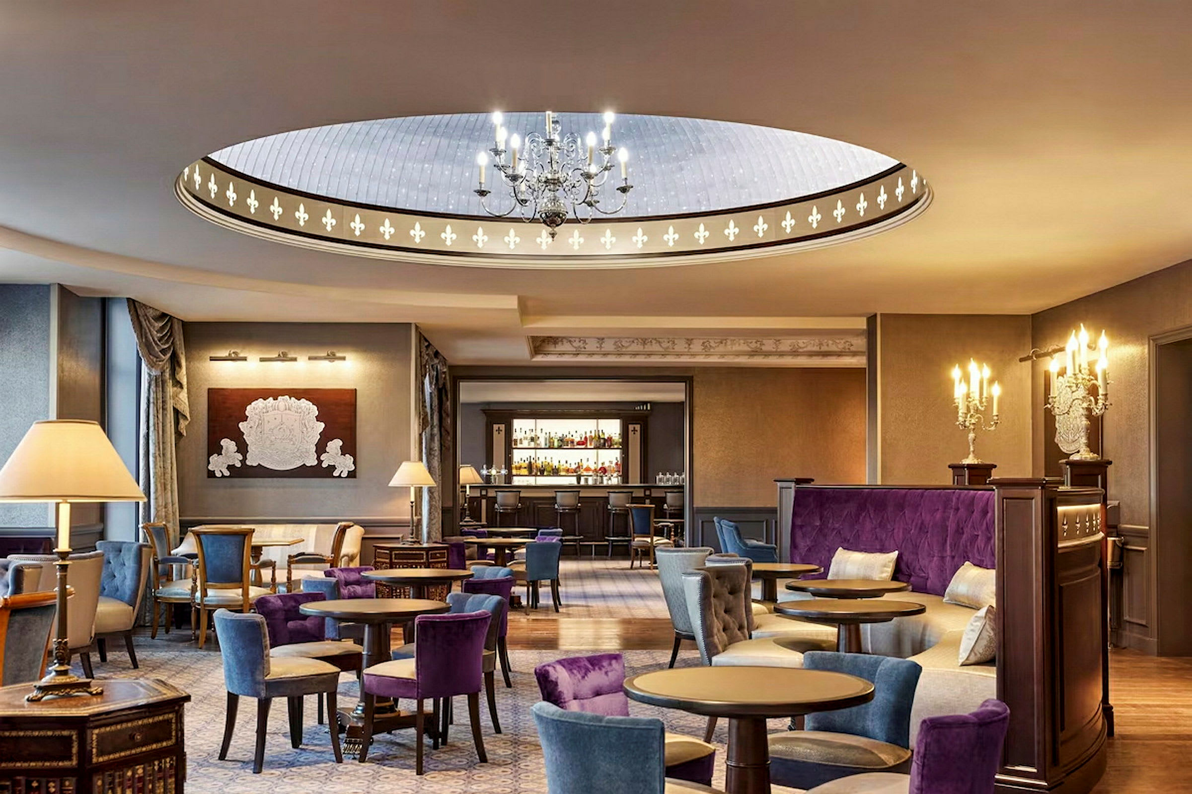 Ett elegant hotellrum med sittplatser och en bardisk i bakgrunden. (AI-genererad text)