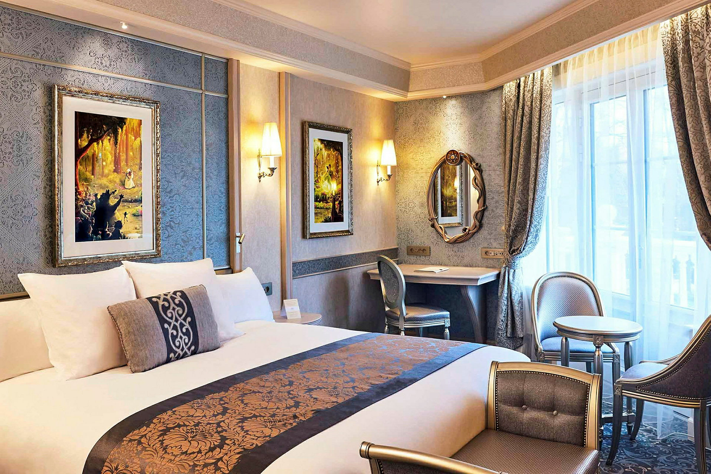 Elegant hotellrum med dubbelsäng och dekorativ inredning. (AI-genererad text)