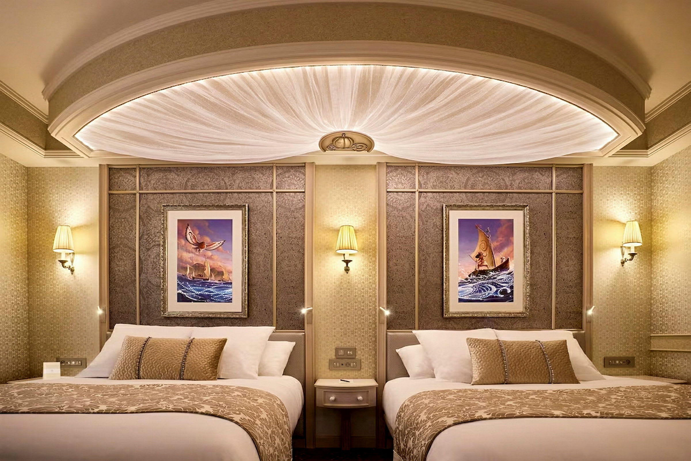 Två sängar med dekorativa kuddar i ett elegant hotellrum med konstverk på väggen. (AI-genererad text)