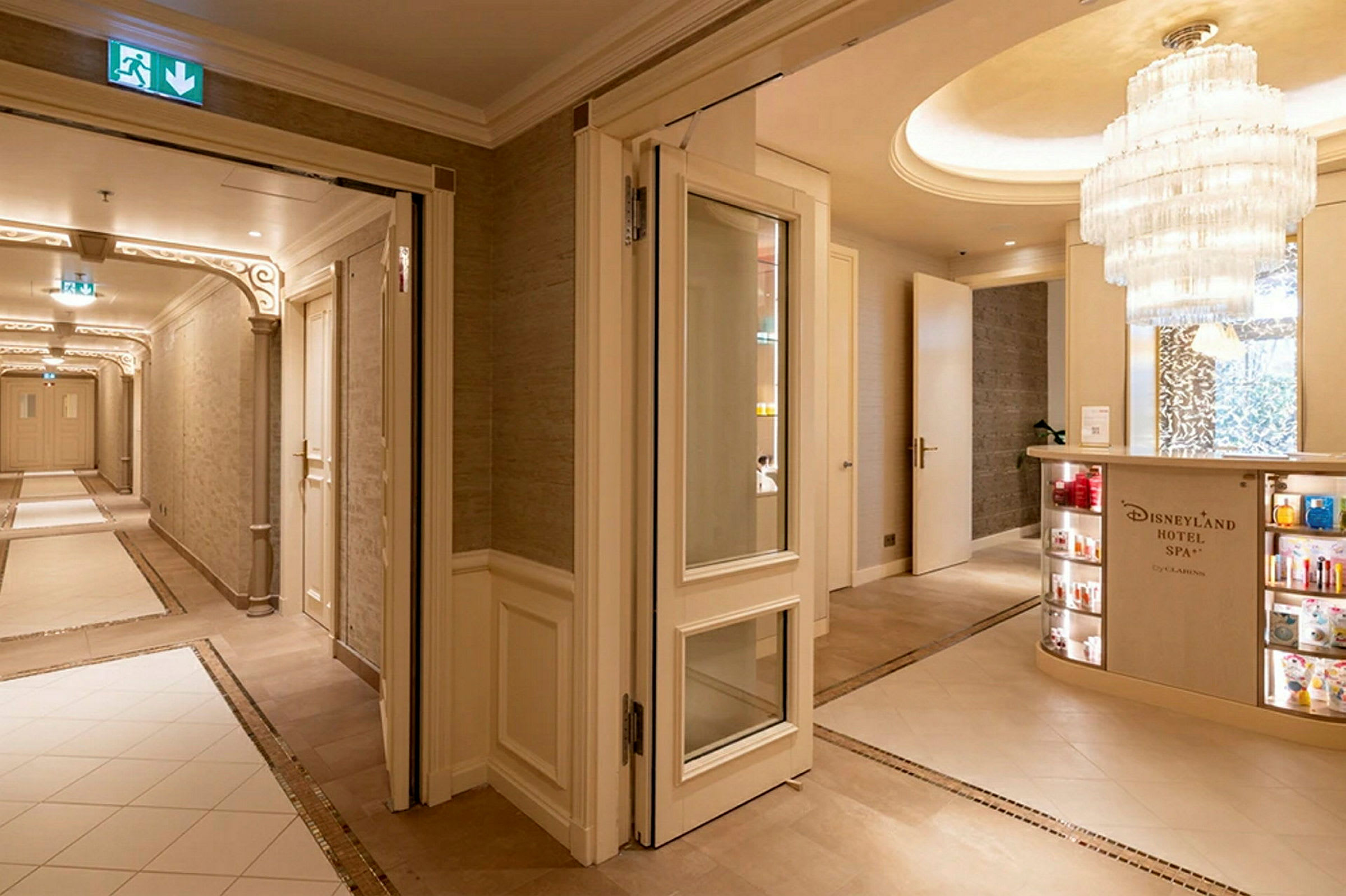 Hotellkorridor med reception som leder till Disneyland Hotel Spa. (AI-genererad text)