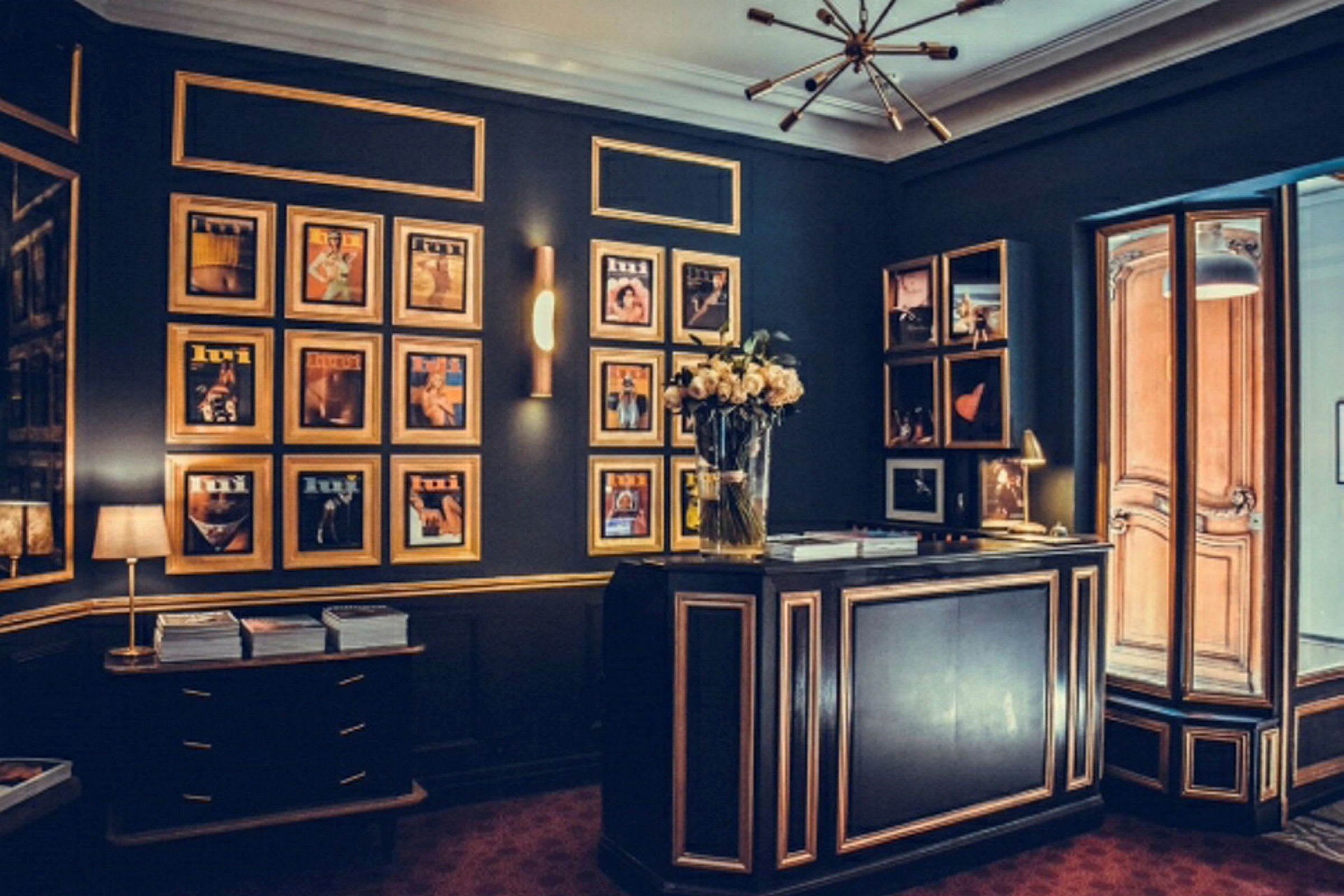 Ett elegant inrett rum med väggar prydda av inramade bilder och en reception dekorerad med en blomvas. (AI-genererad text)
