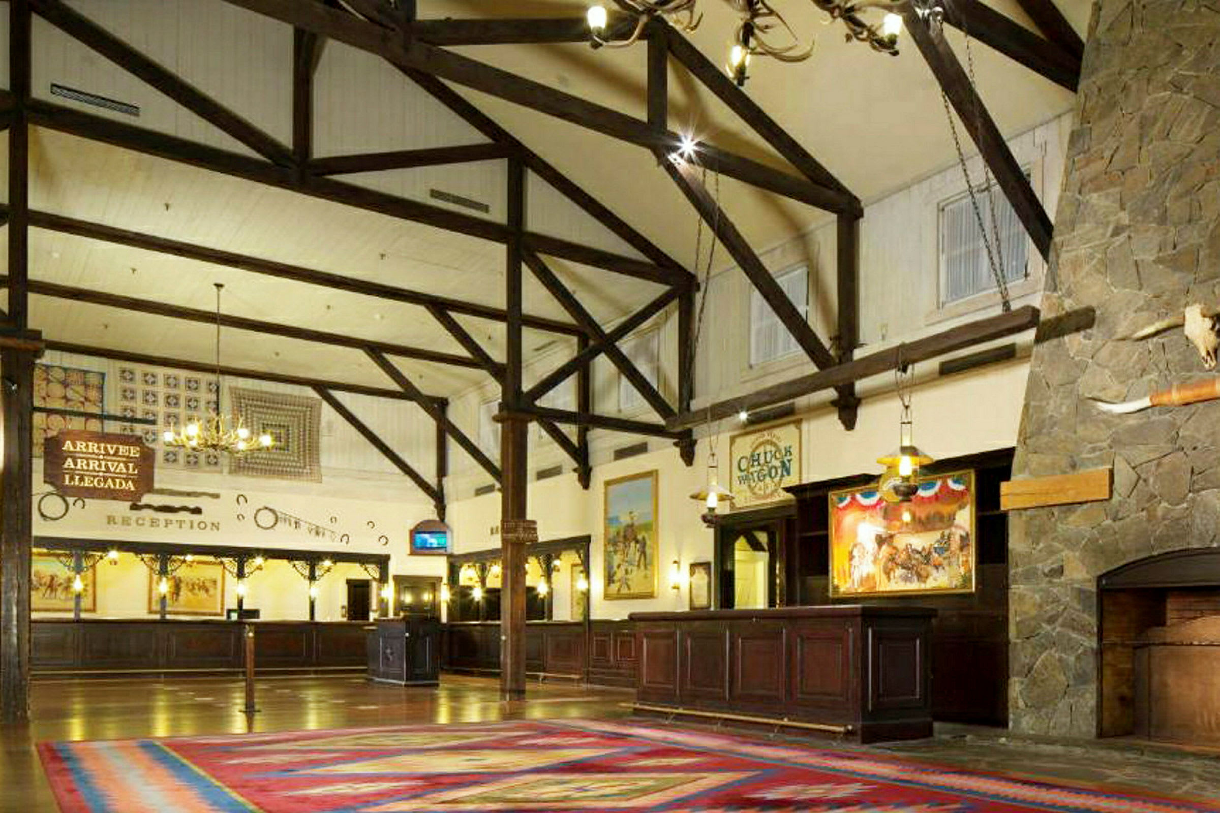 Hotellreception med träbjälkar, matta och stenmur. (AI-genererad text)