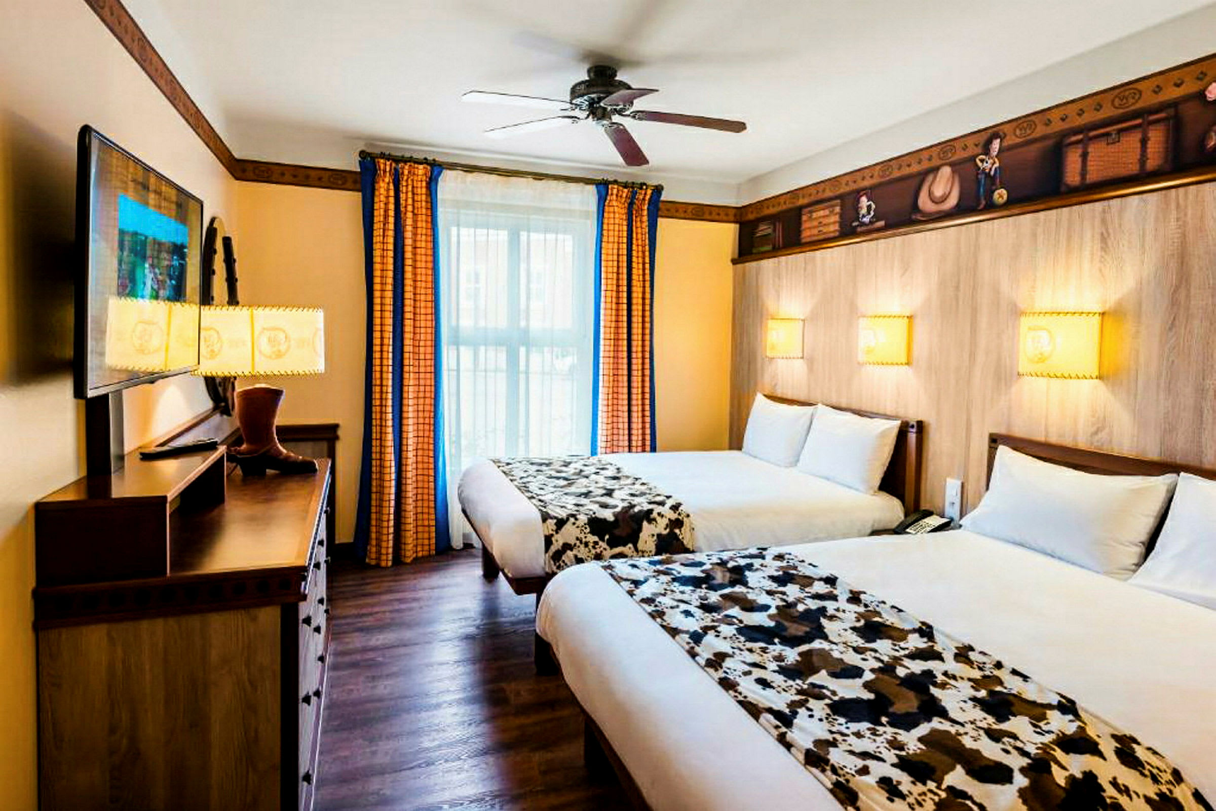 Hotellrum med två sängar och inredning i cowboystil. (AI-genererad text)