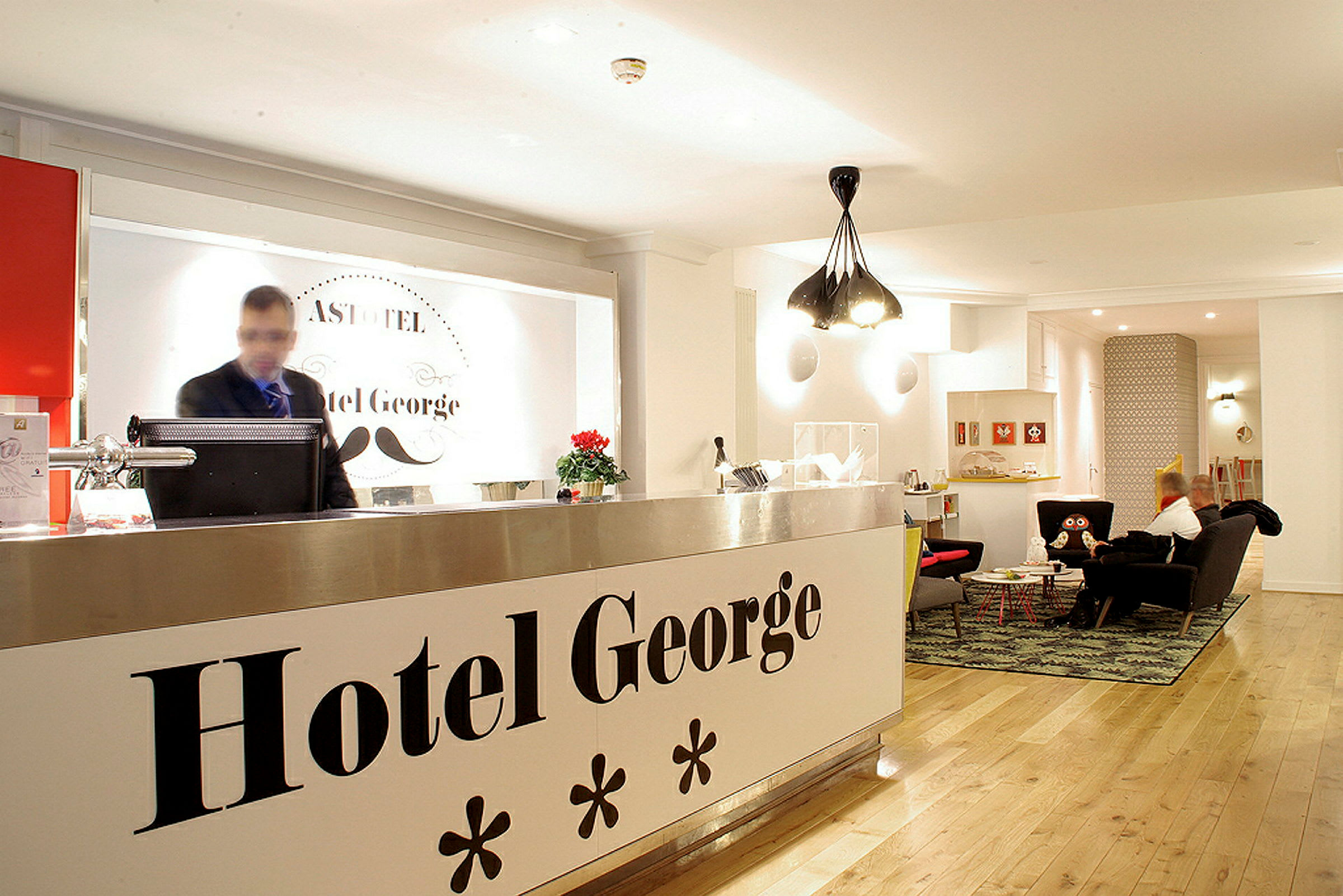 Ett modernt hotellobby med receptionsdisk märkt 'Hotel George'. (AI-genererad text)