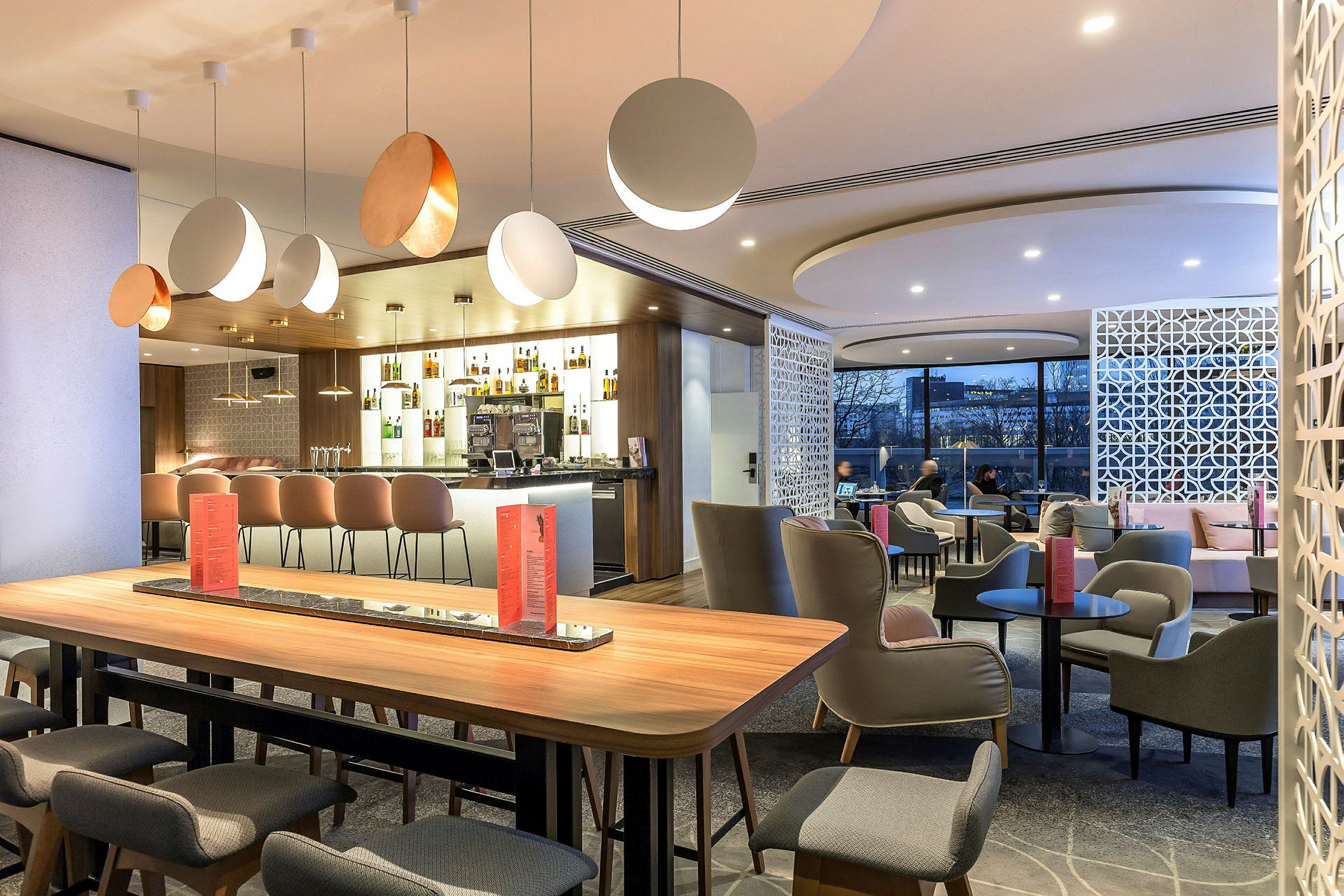 Interiörbild av en modern och elegant bar och sittgrupp. (AI-genererad text)