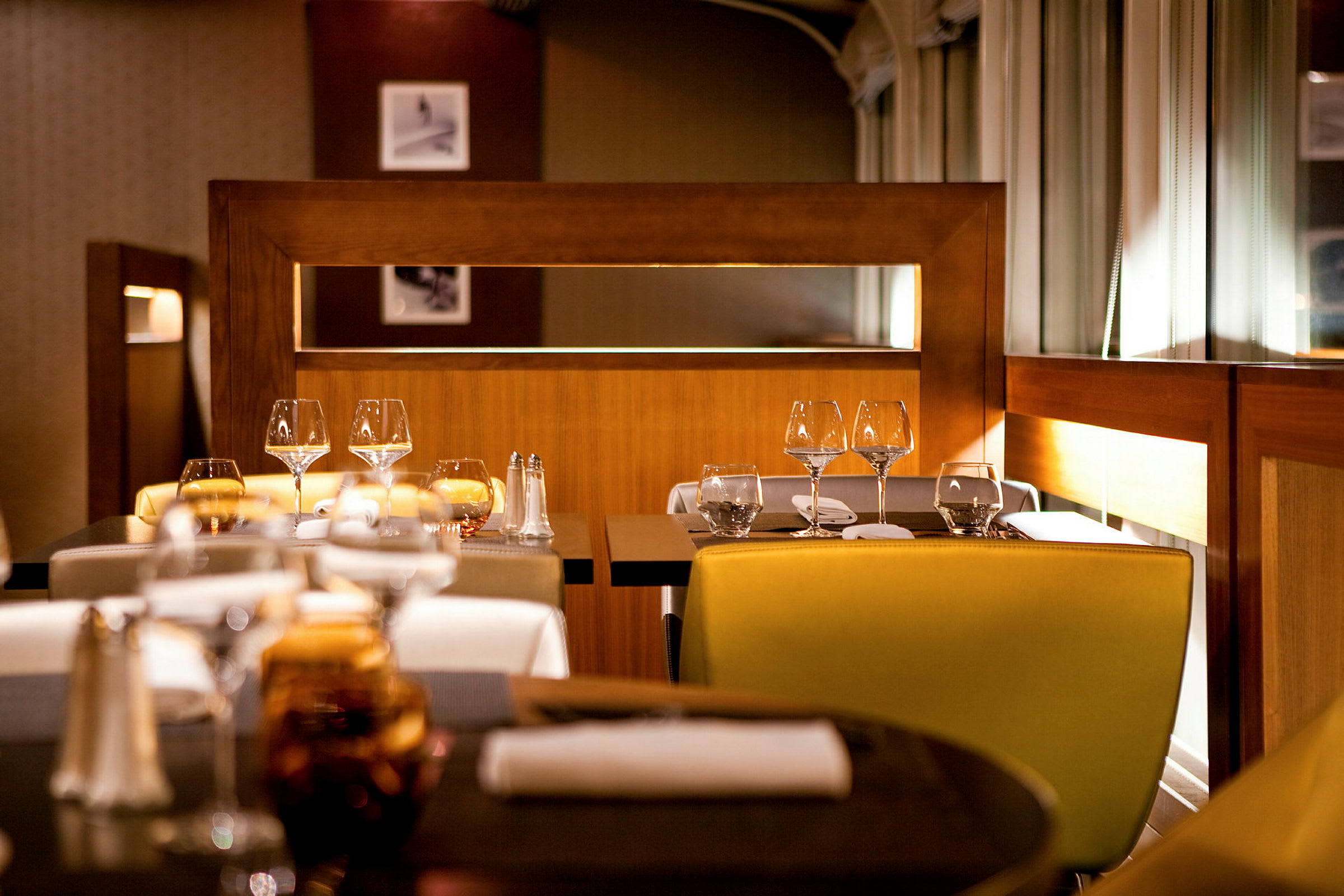 En elegant restaurang med dukade bord och stolar. (AI-genererad text)