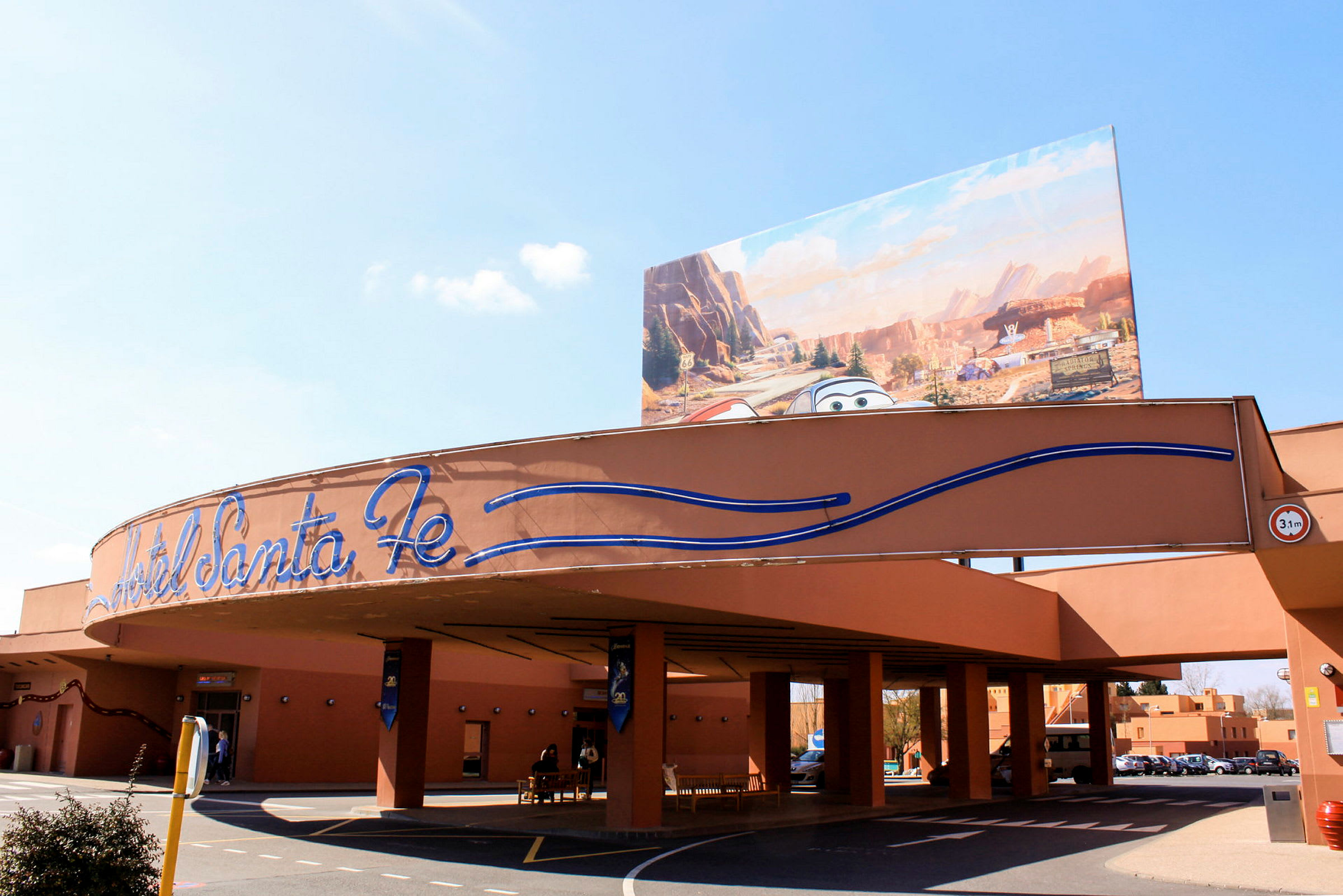 Entré till Hotel Santa Fe med skylt och bakgrund av tecknad bilscen. (AI-genererad text)