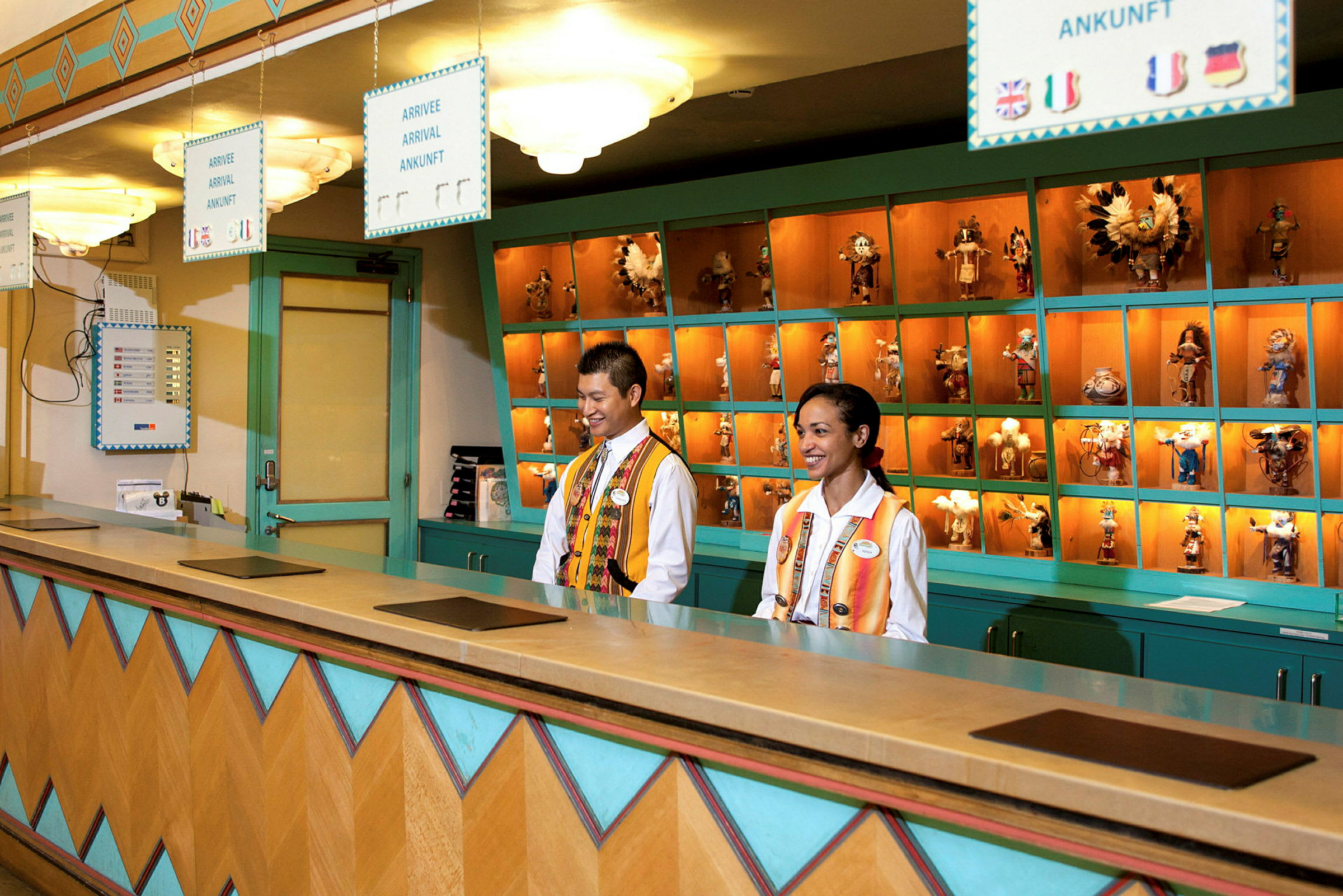 Reception med traditionellt klädda personal och dekorativa prydnader. (AI-genererad text)