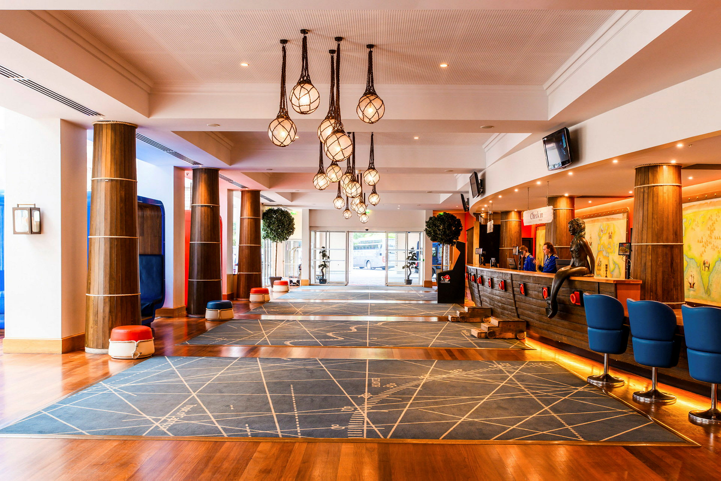 Lobbyområdet med en reception, sittplatser och dekorativ belysning. (AI-genererad text)