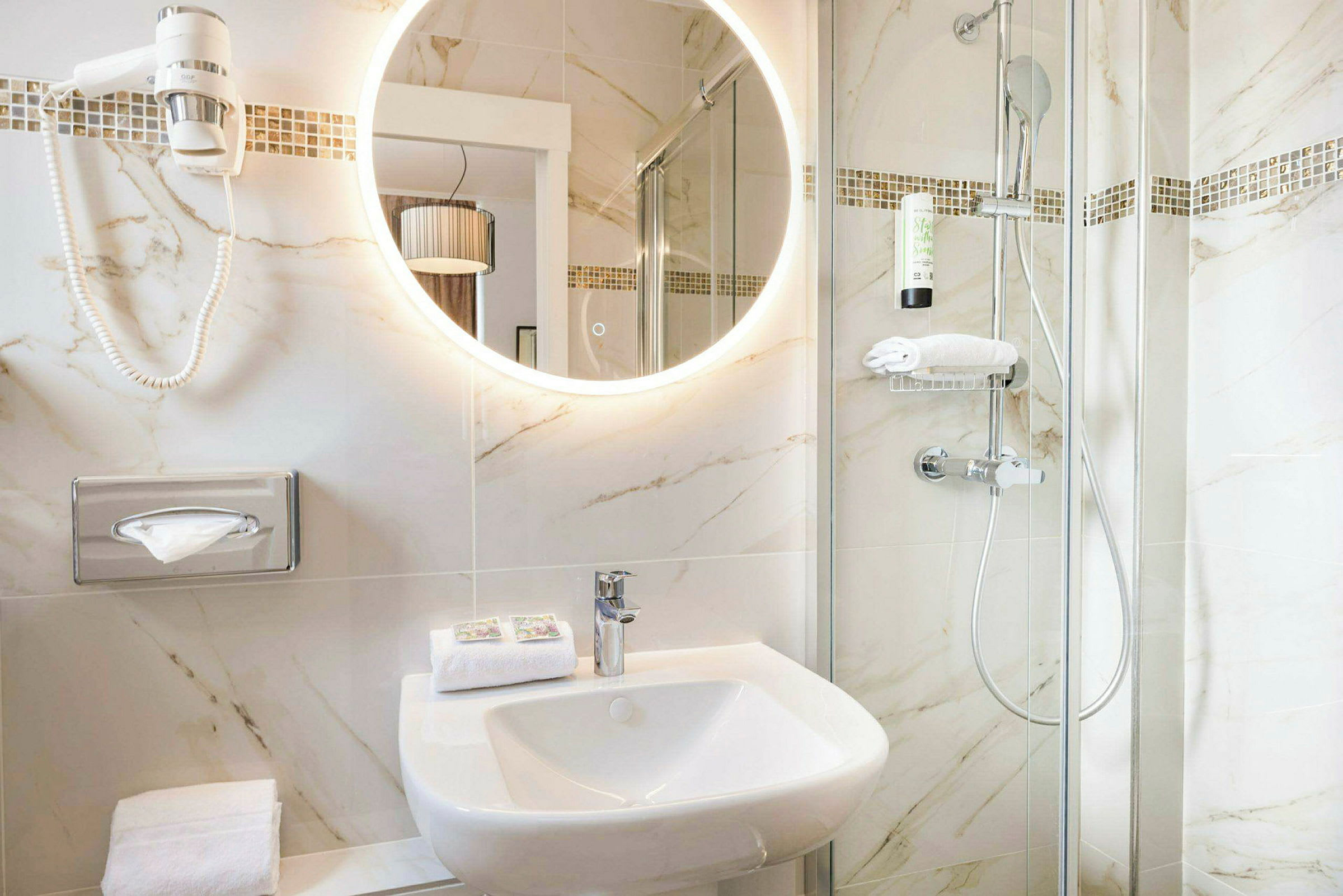 Badrum med sink, dusch och spegel. (AI-genererad text)