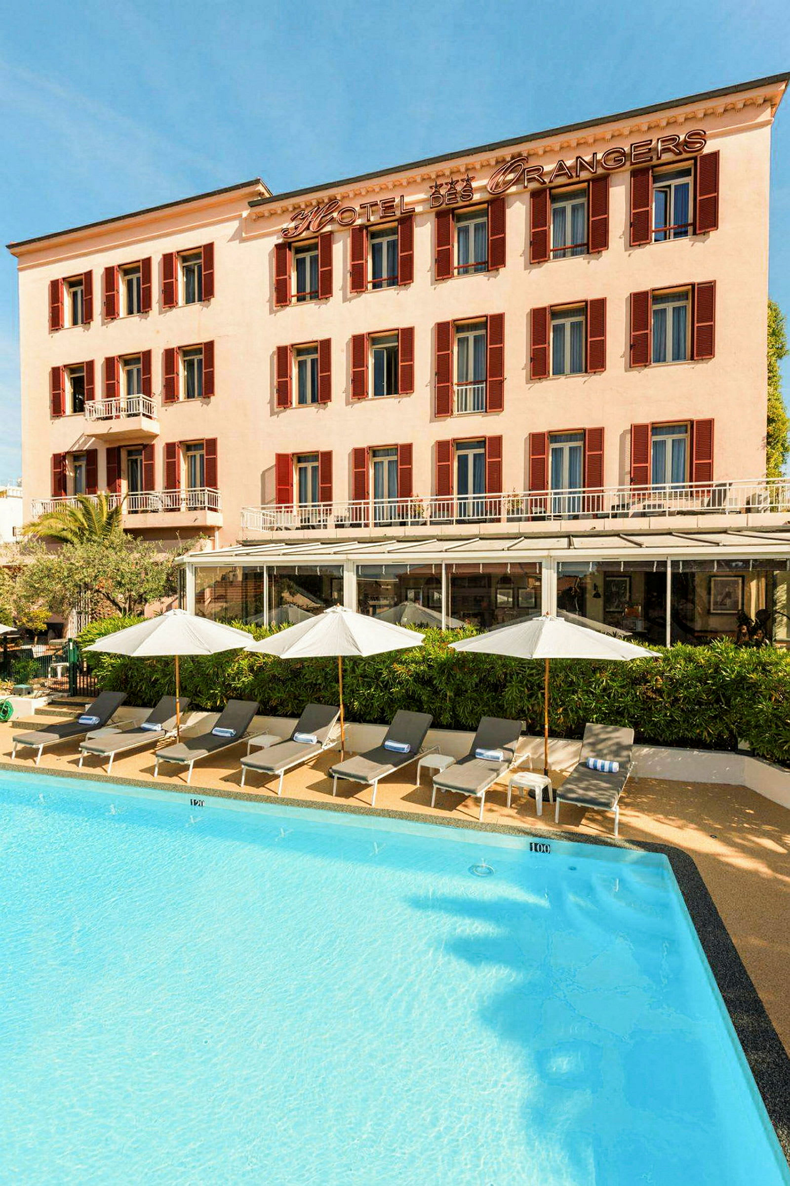 Hotelldesign med pool och solstolar. (AI-genererad text)