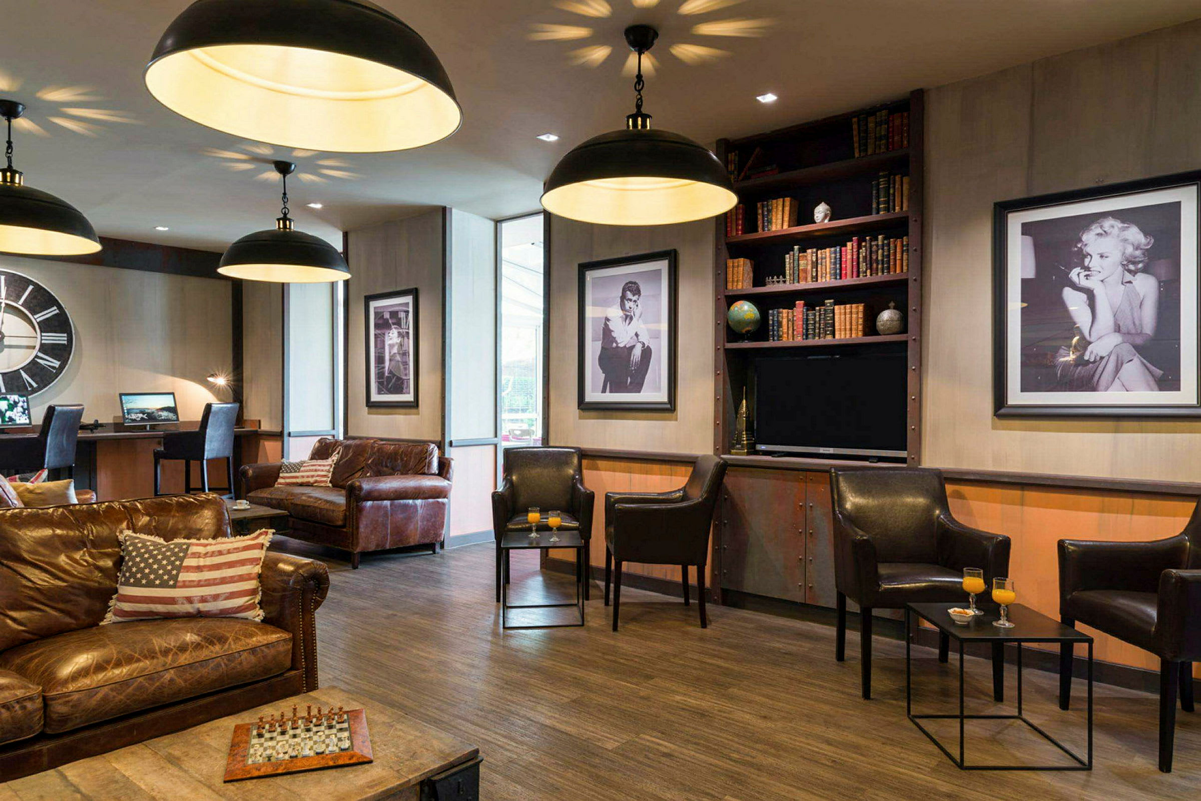 En stilfull lounge med lädermöbler och konst på väggarna. (AI-genererad text)