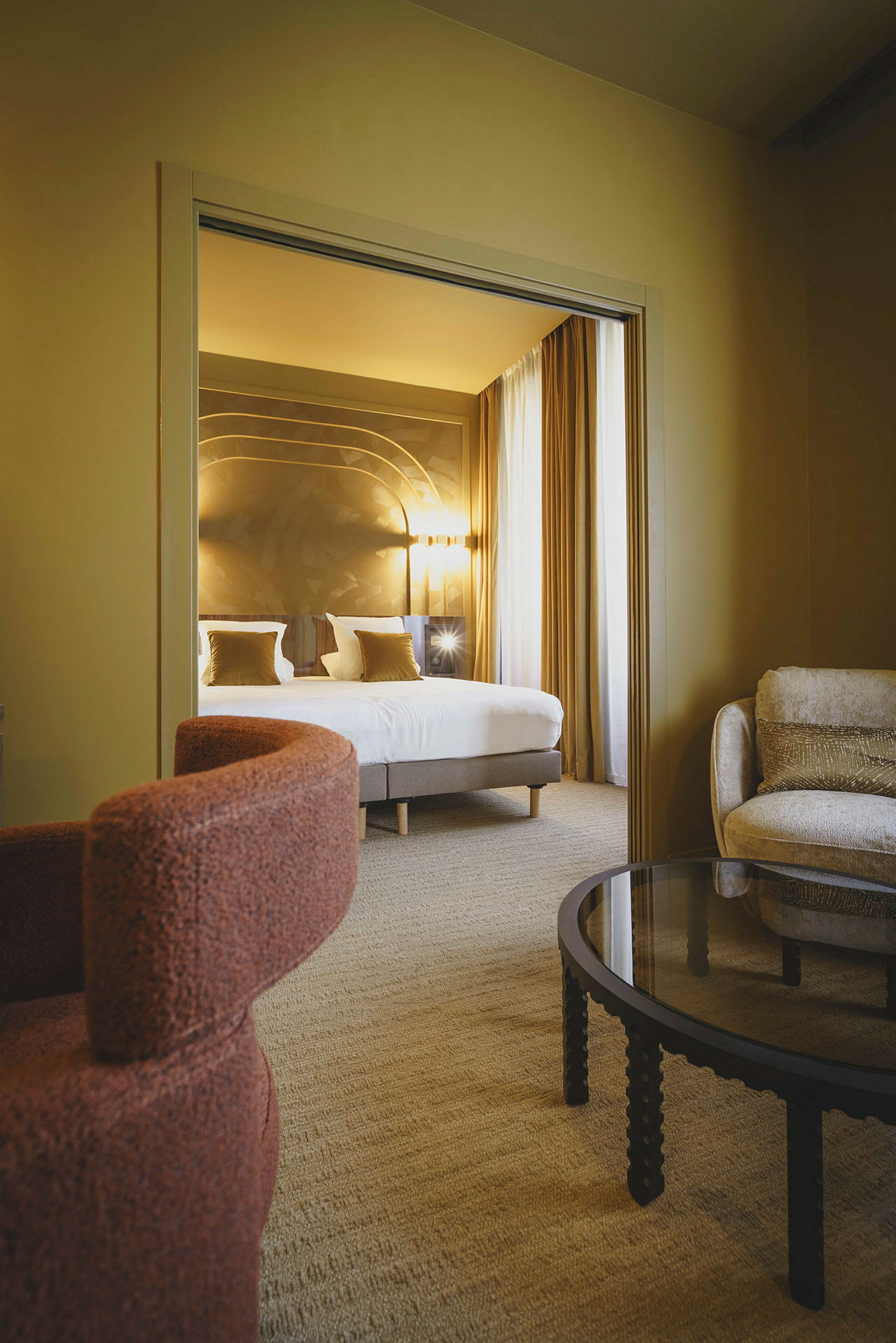 Hotellets rum med utsikt mot sovdel. Modern inredning. (AI-genererad text)