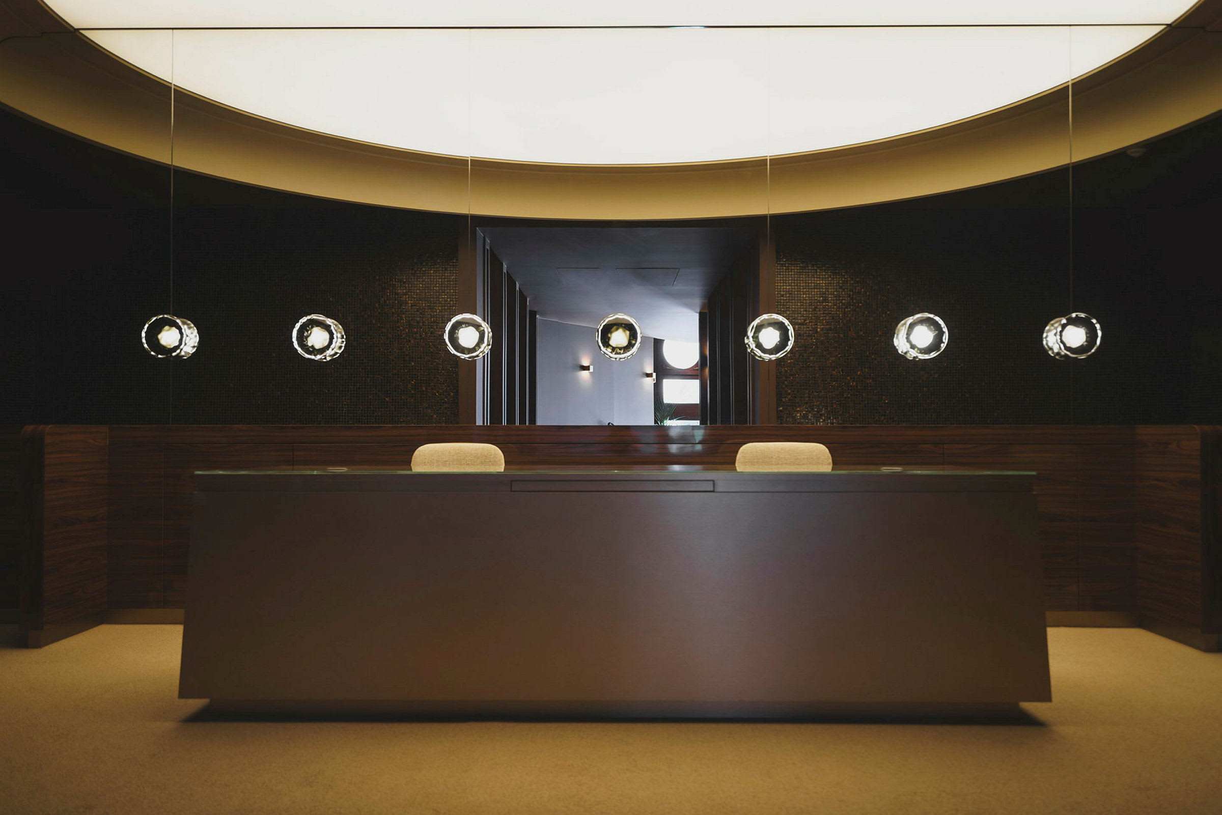 Reception med modern design och hängande lampor. (AI-genererad text)