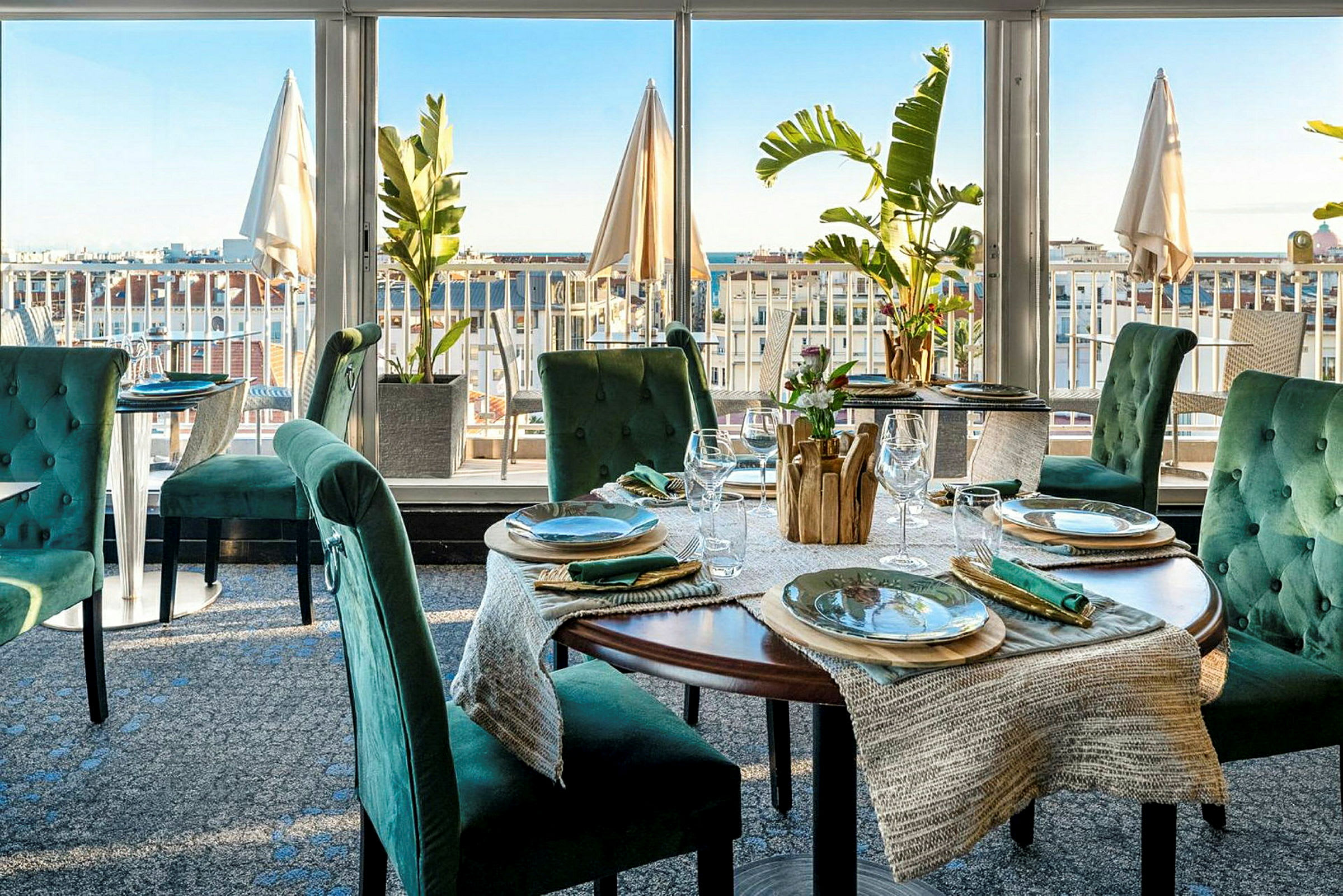 Restaurang med elegant dukning och utsikt över staden. (AI-genererad text)