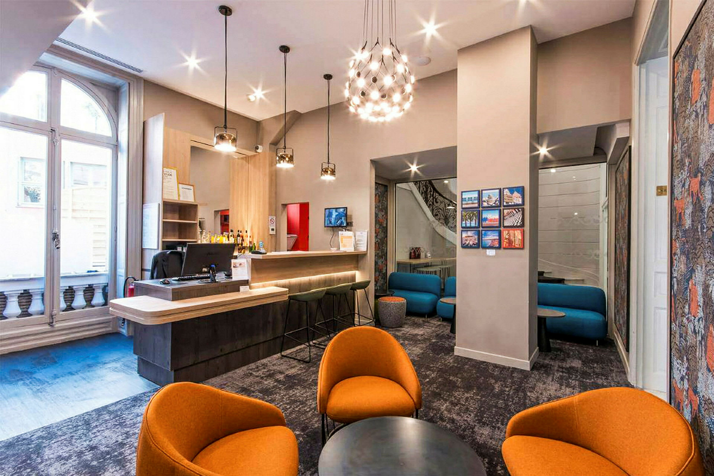 Reception med sittgrupp, stolar och barstolar i en modern inredning. (AI-genererad text)
