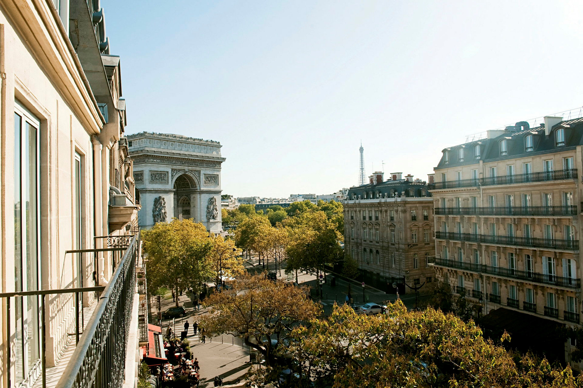 Vy från en balkong över Paris med Triumfbågen och Eiffeltornet. (AI-genererad text)