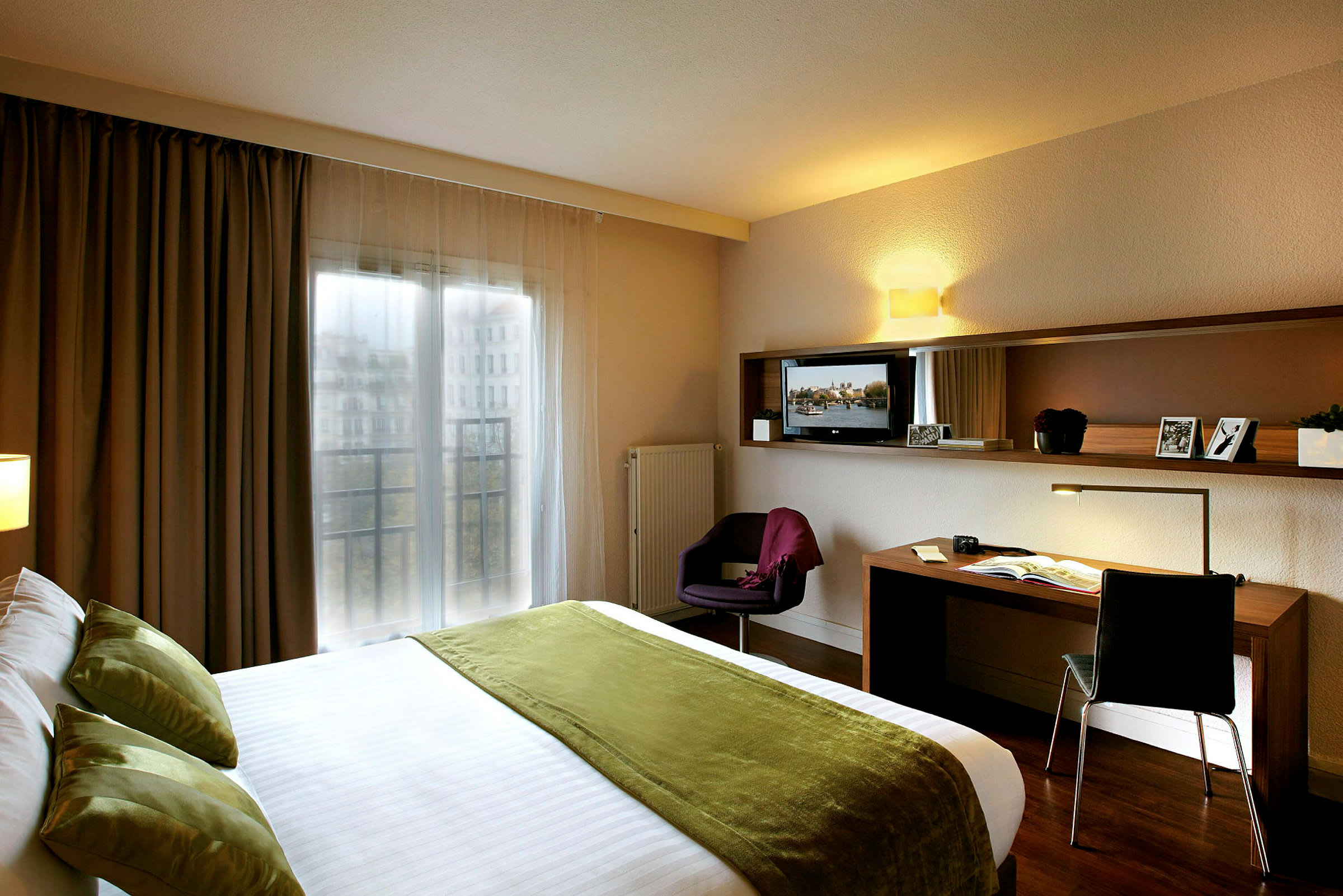 Hotellrum med dubbelsäng och arbetsbord. (AI-genererad text)