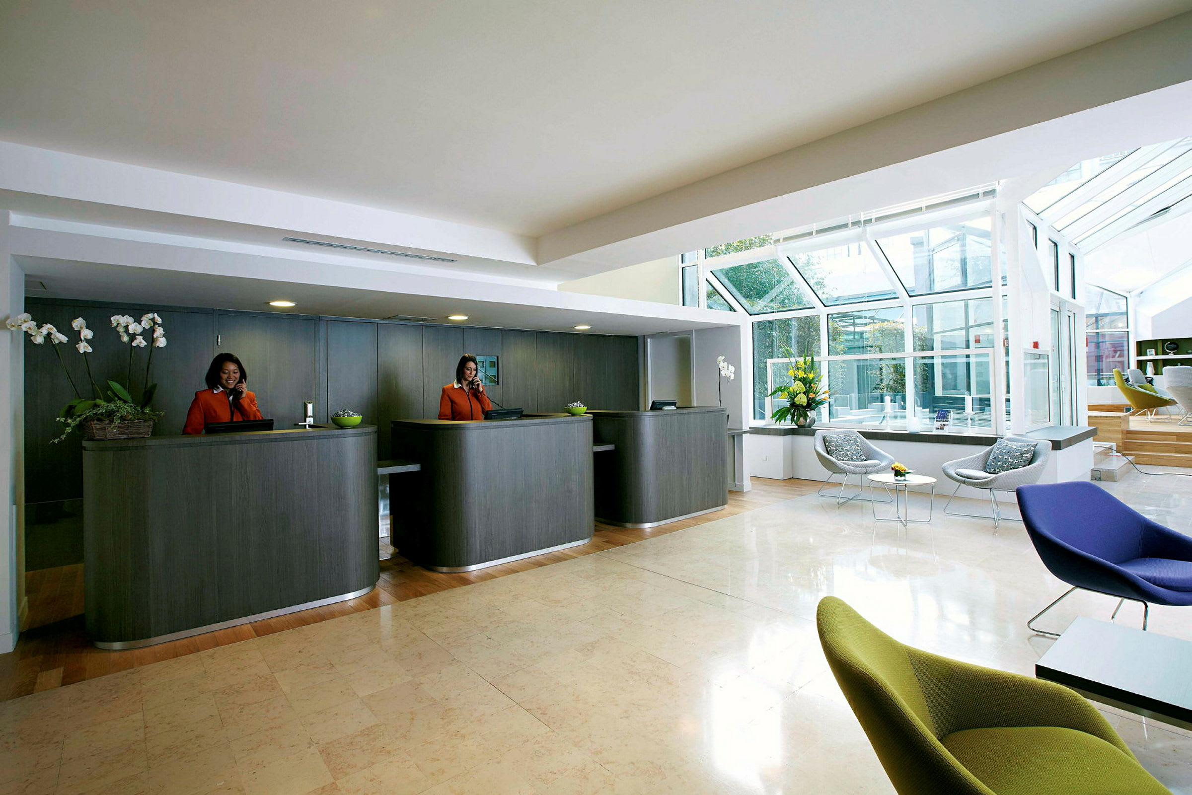 Reception i en hotellobby med modern inredning. (AI-genererad text)