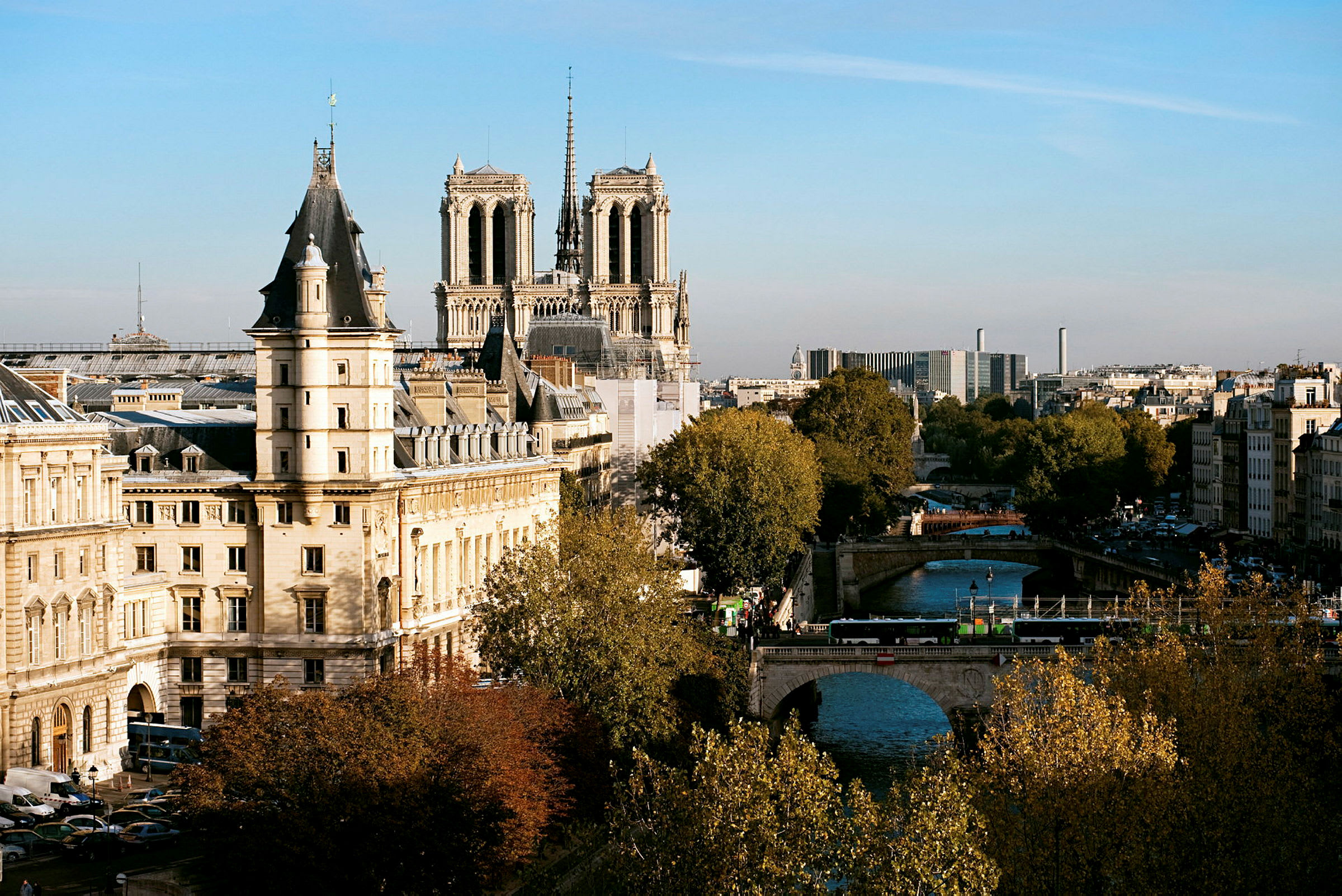 Vy över Notre-Dame och Seine i Paris. (AI-genererad text)