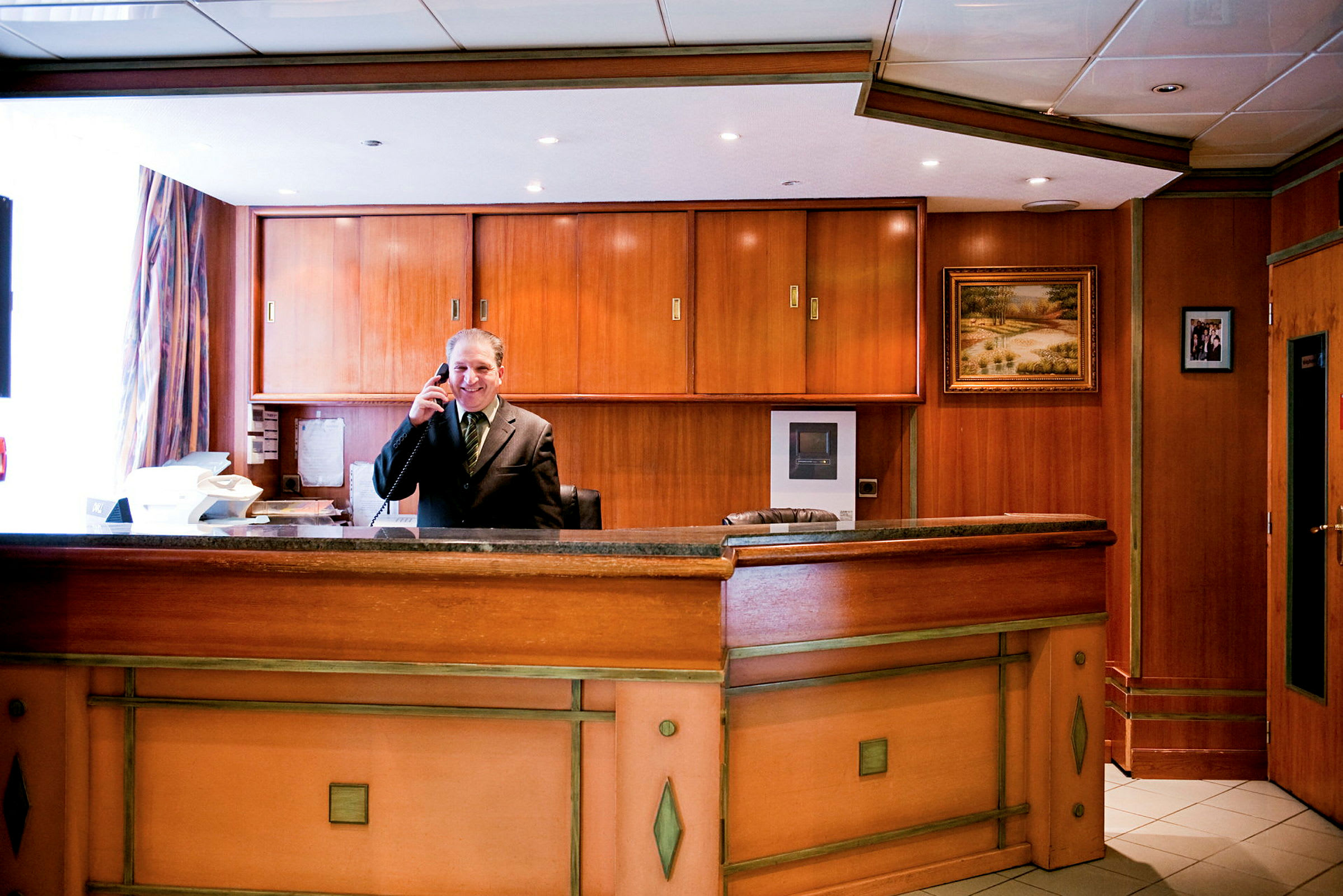 En hotellreception med träinredning och ett bord. (AI-genererad text)