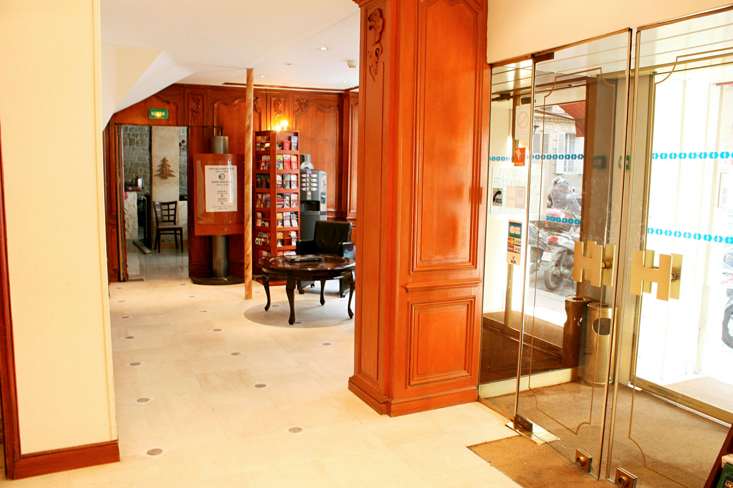 Hotellobby med träpaneler och glasdörrar. (AI-genererad text)