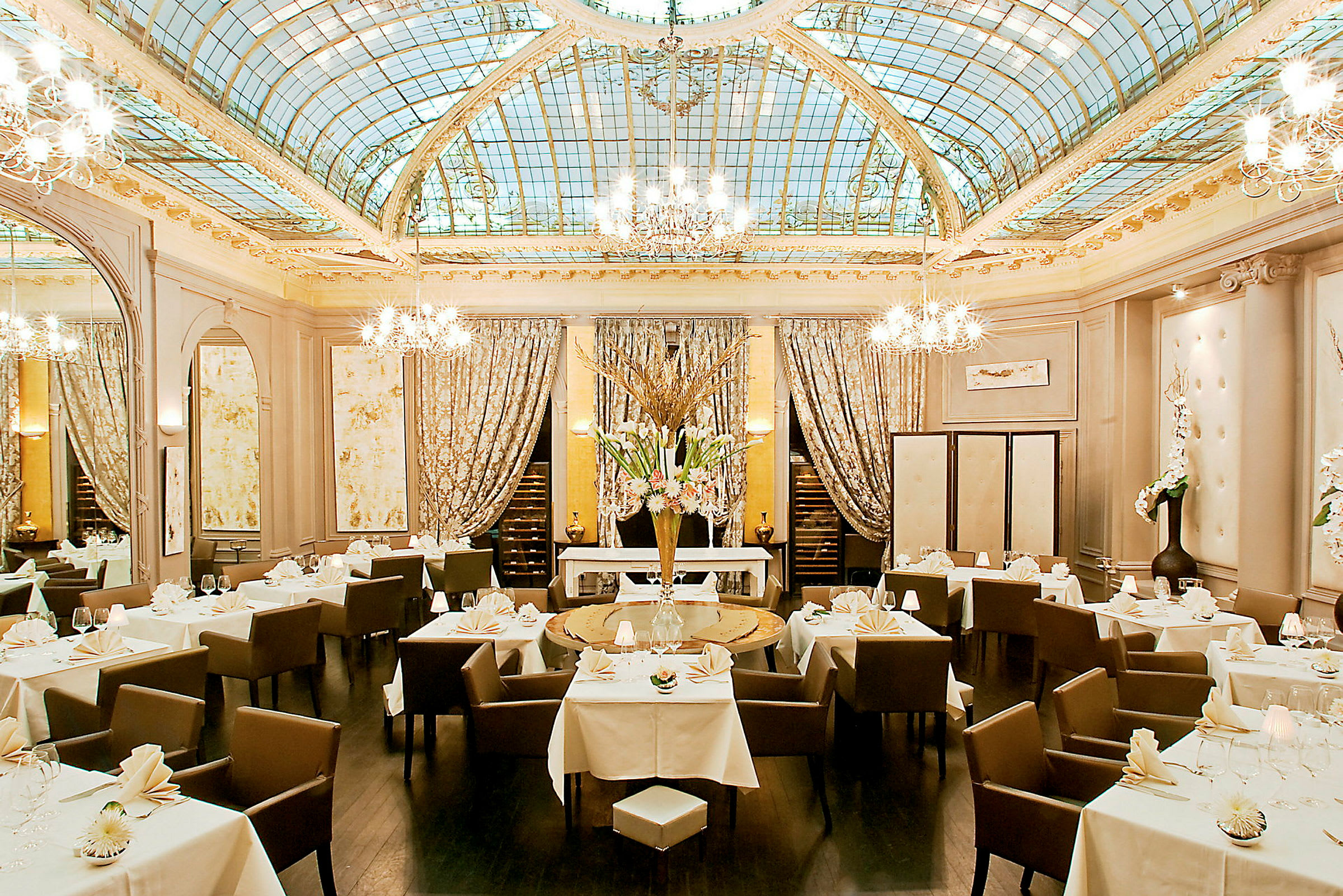 En elegant restaurang med vita dukar och glasdomeinredning. (AI-genererad text)